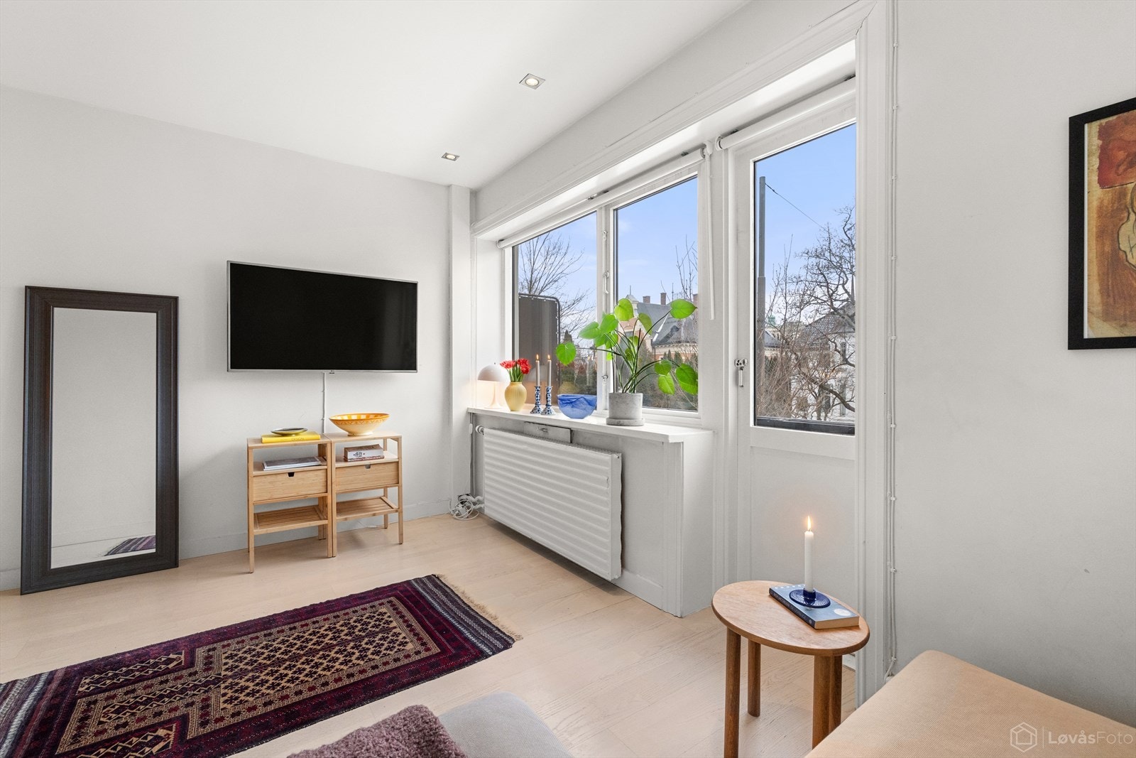 Rommet byr på gode møbleringsmuligheter og rikelig med naturlig dagslys. Galleribilde