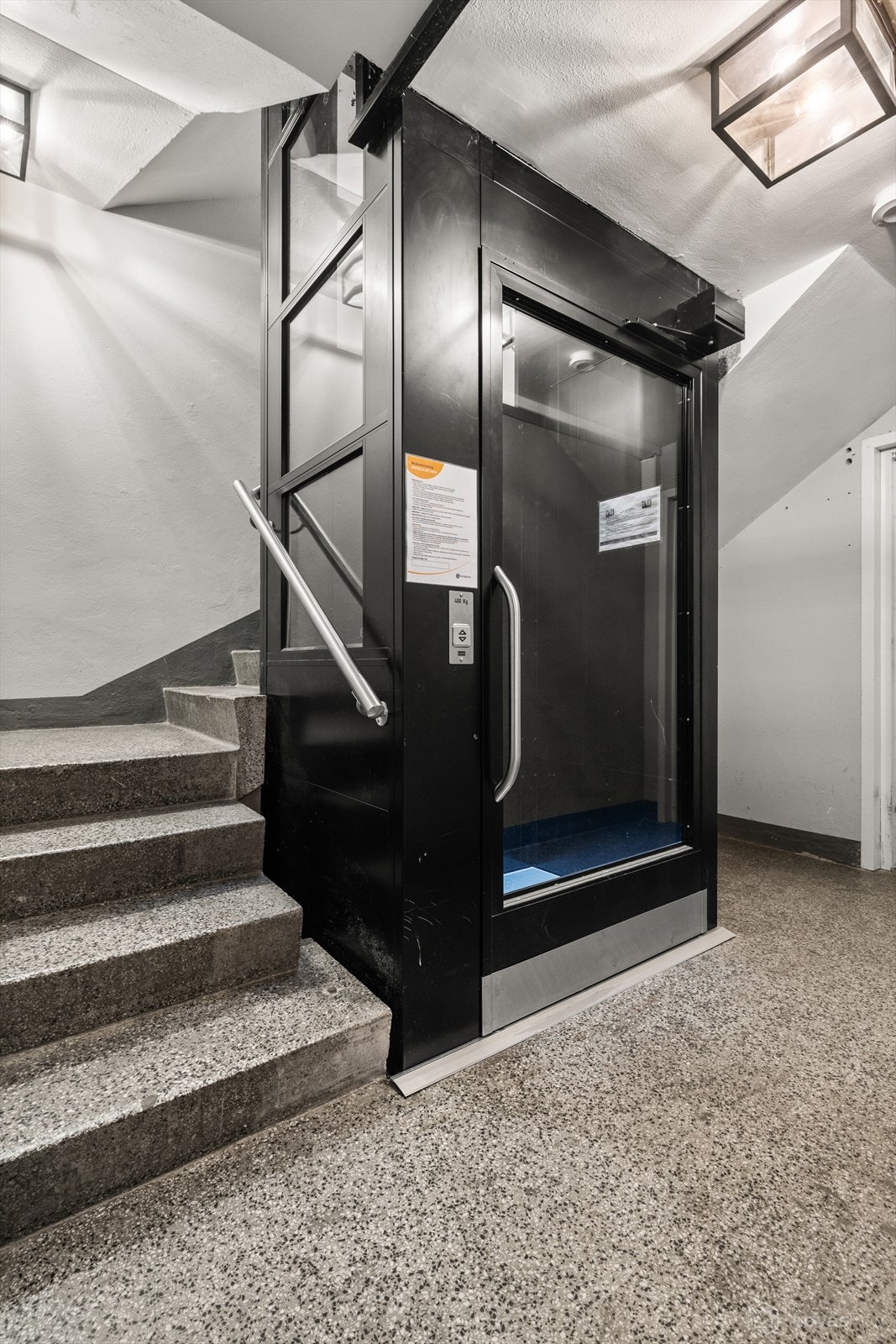 Velholdt fellesareal med heisløsning, samt tilgang til fellesvaskeri i kjeller Galleribilde