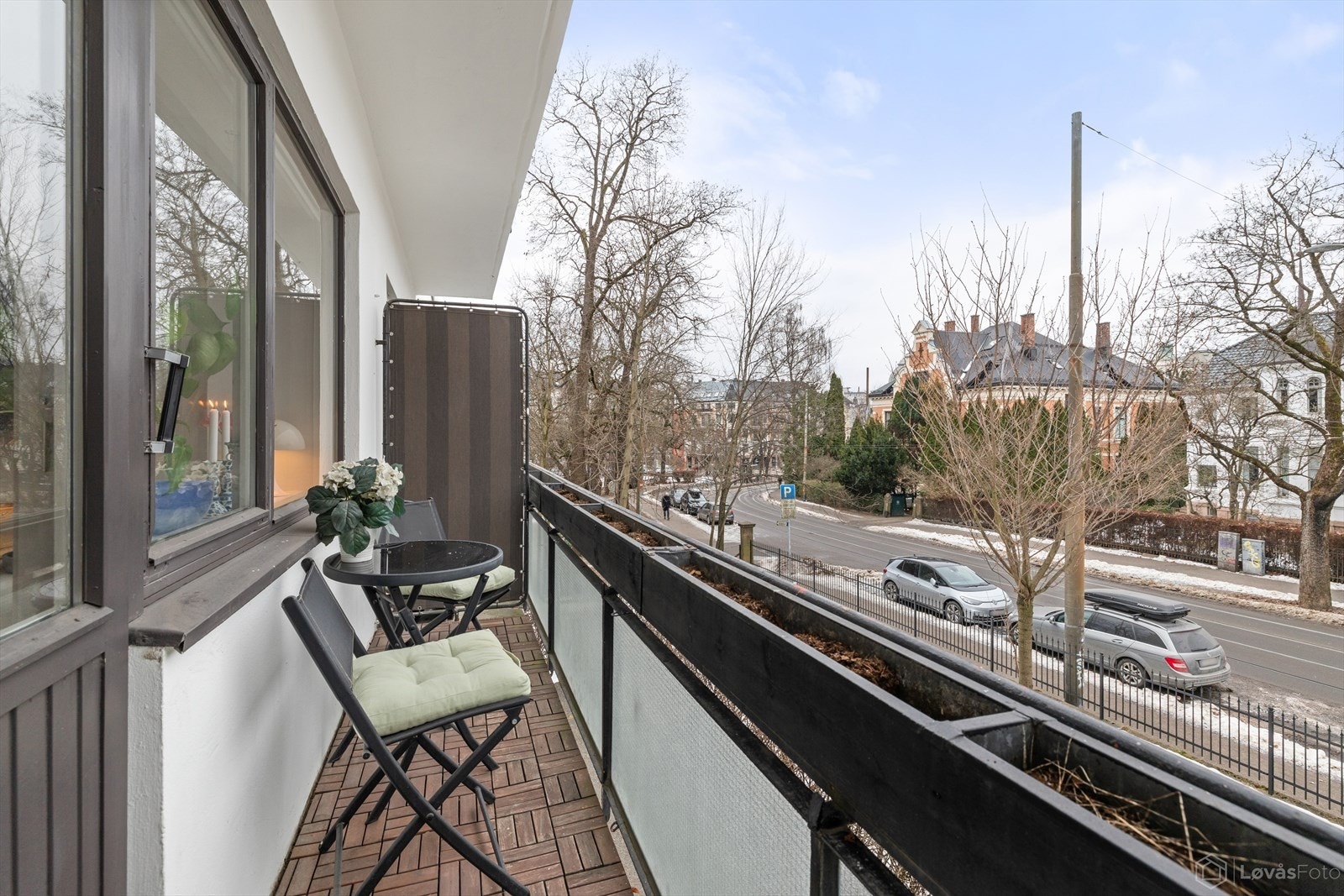 Vestvendt balkong på 4m² med plass til bord, stoler, grill og blomsterkasser. Galleribilde