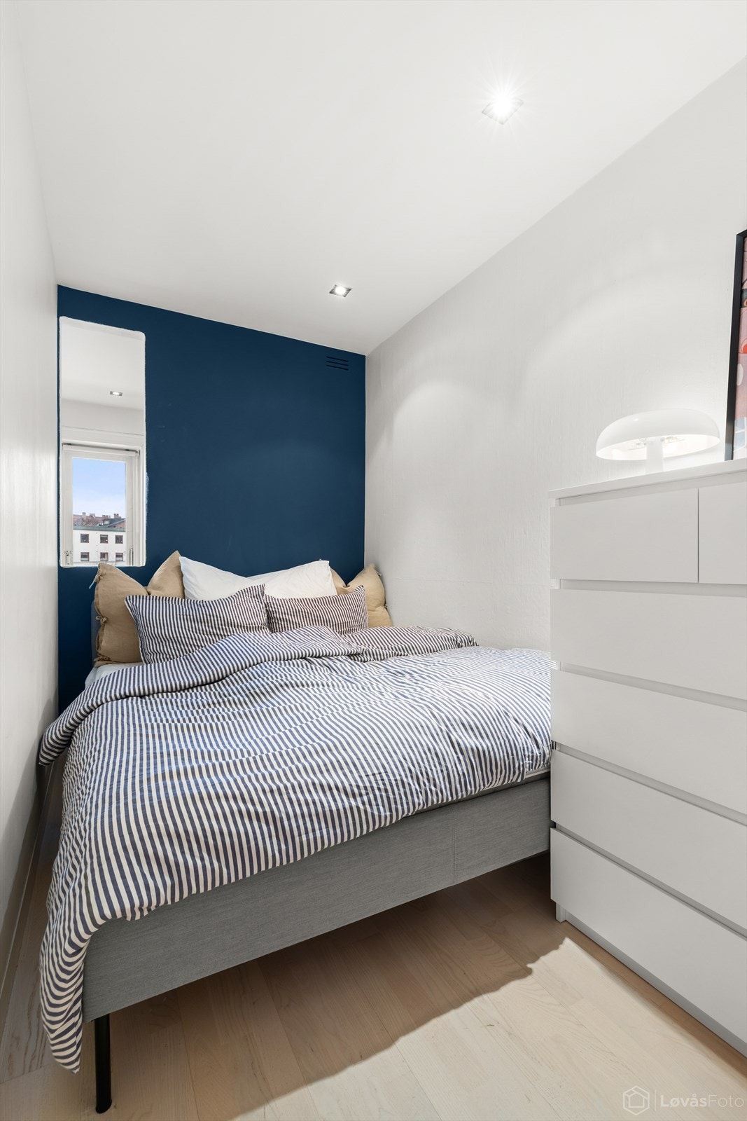 Skjermet alkove som fungerer godt som soveplass, og gir en tydelig soneinndeling. Galleribilde