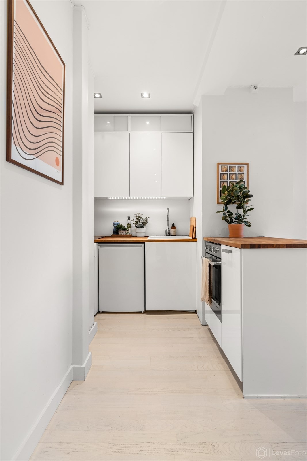 Kjøkkenet har god skapplass og romslige arbeidsflater, som gjør det praktisk i daglig bruk. Galleribilde