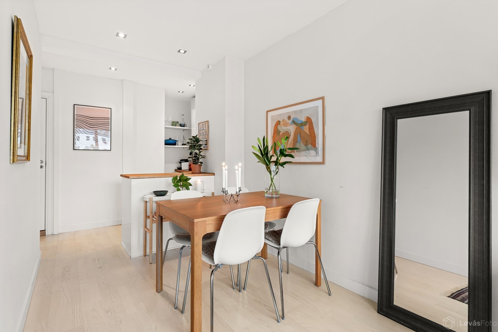 Naturlig spiseplass mellom kjøkken og stue. Galleribilde