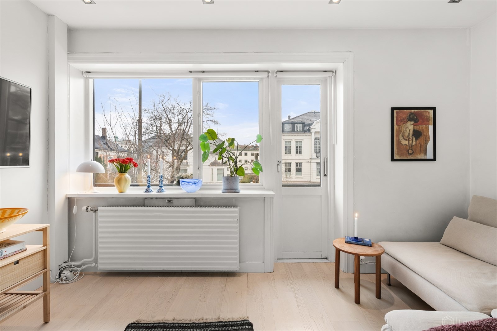 Fra stuen er det utgang til en solrik balkong. Galleribilde