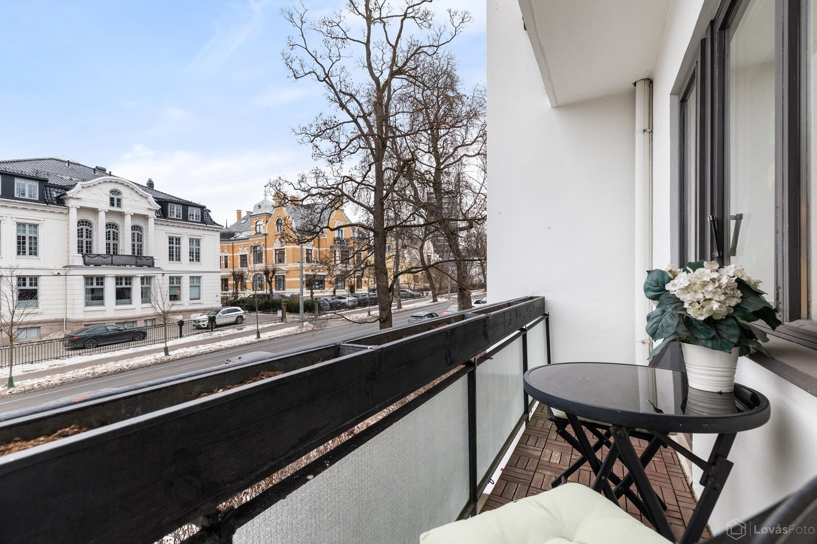 Balkongen har gulv belagt med treheller, som gir et lunt og behagelig underlag gjennom året. Galleribilde