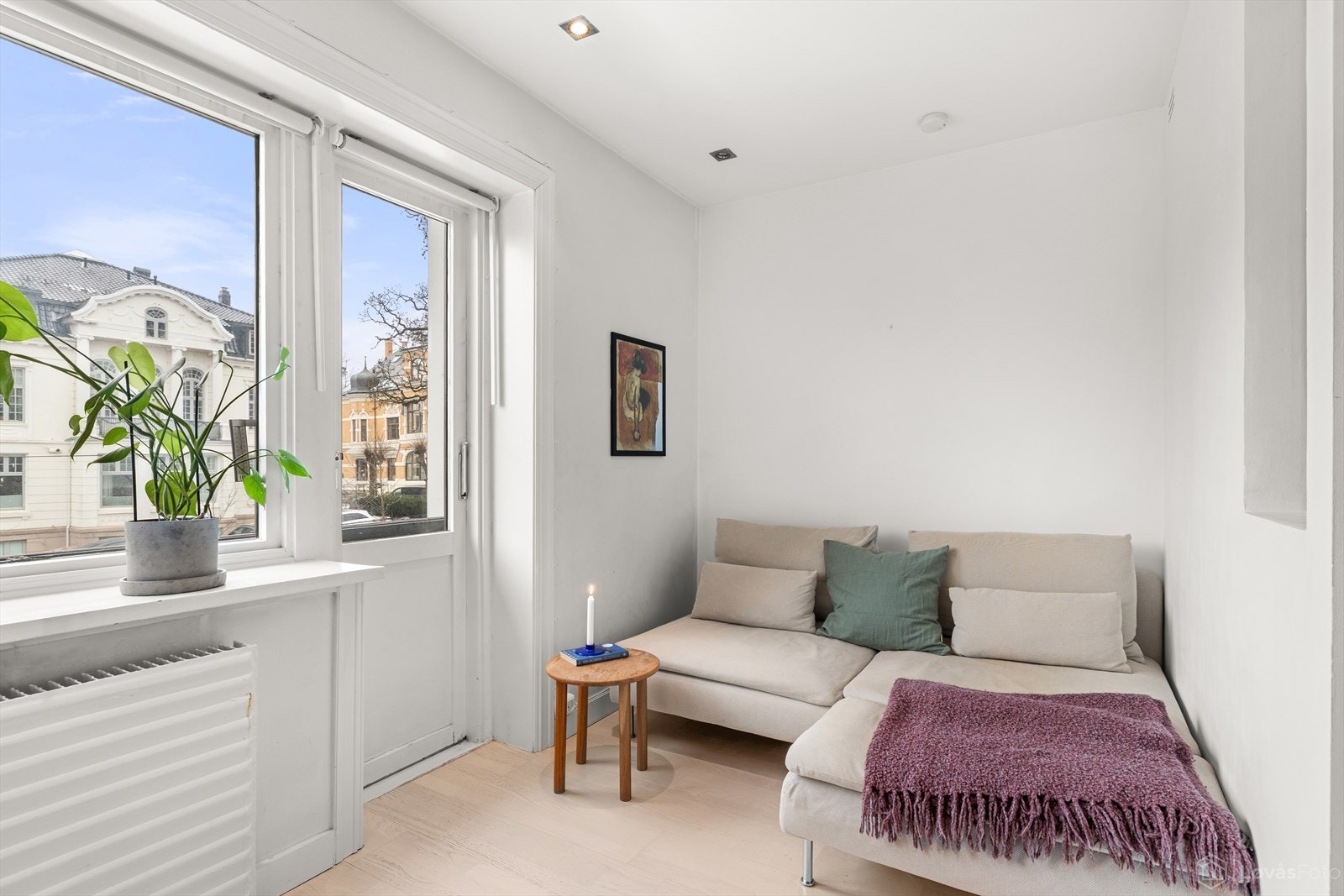 Stuen har store vindusflater med utsyn mot klassisk Frogner-bebyggelse. Galleribilde