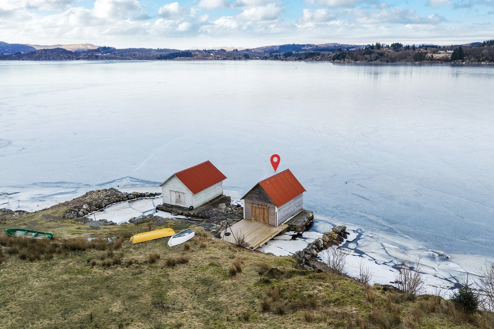 Strandparsell med badestrand, brygge/terrasse og naust Galleribilde