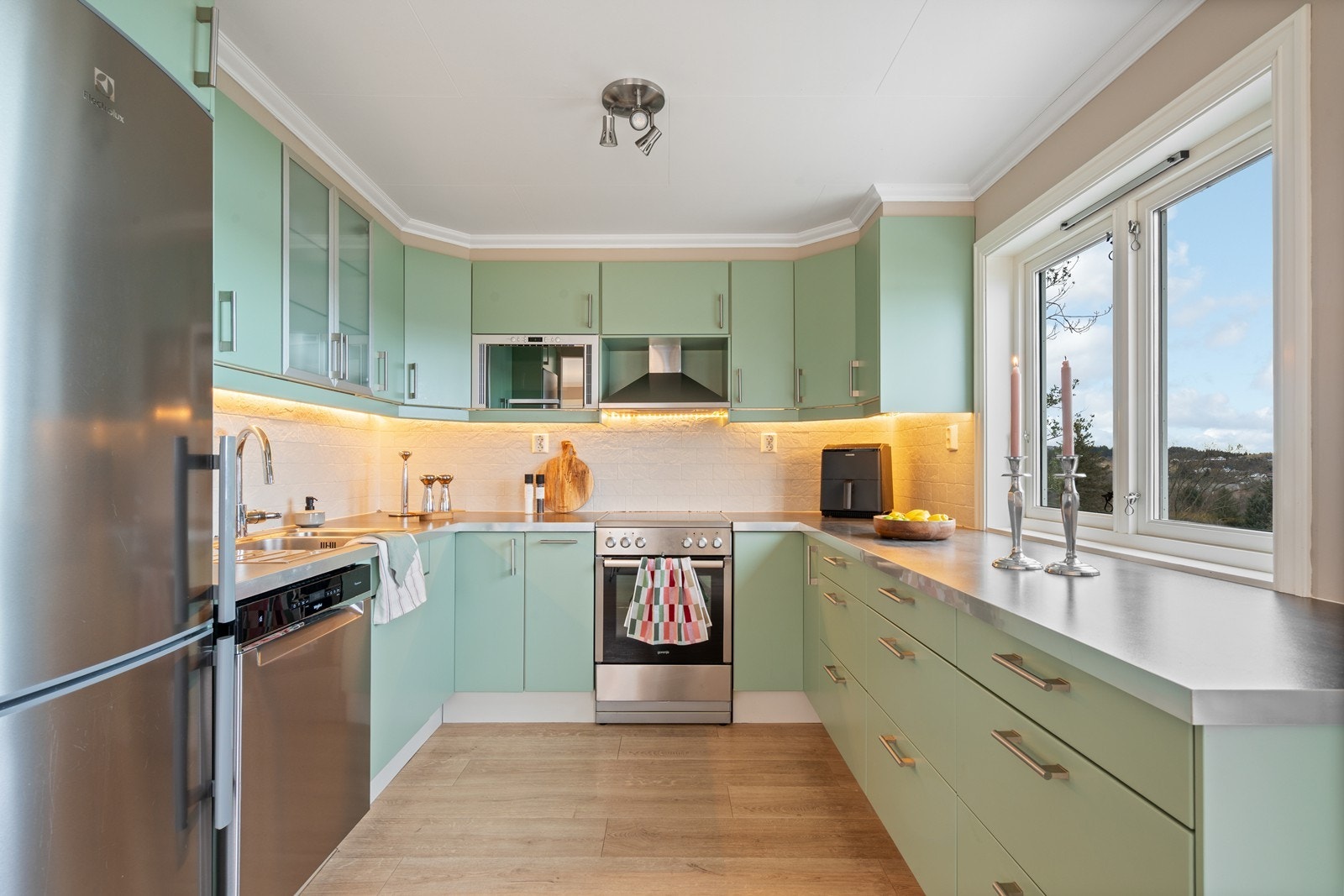 Medfølgende hvitevarer som Kjøl/frys/komfyr/oppvaskemaskin Galleribilde