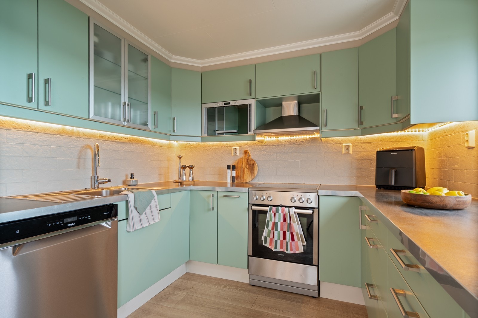 Innholdsrikt kjøkken med god skap- og benkeplass Galleribilde