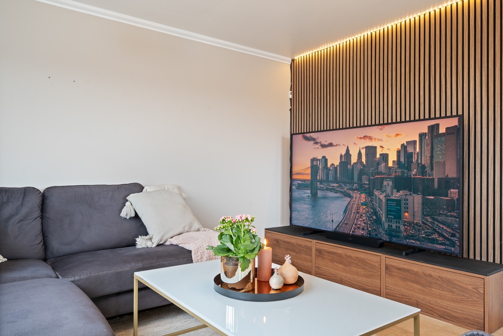 Sofahjørne og TV-område med spilevegg Galleribilde