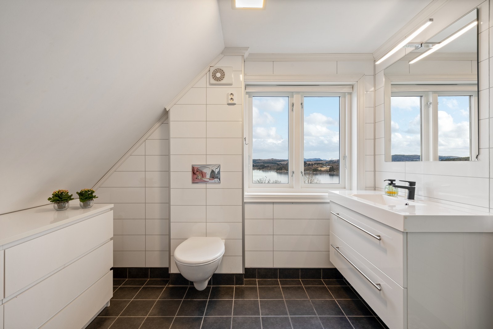 Pent baderom med fliser på gulv Galleribilde