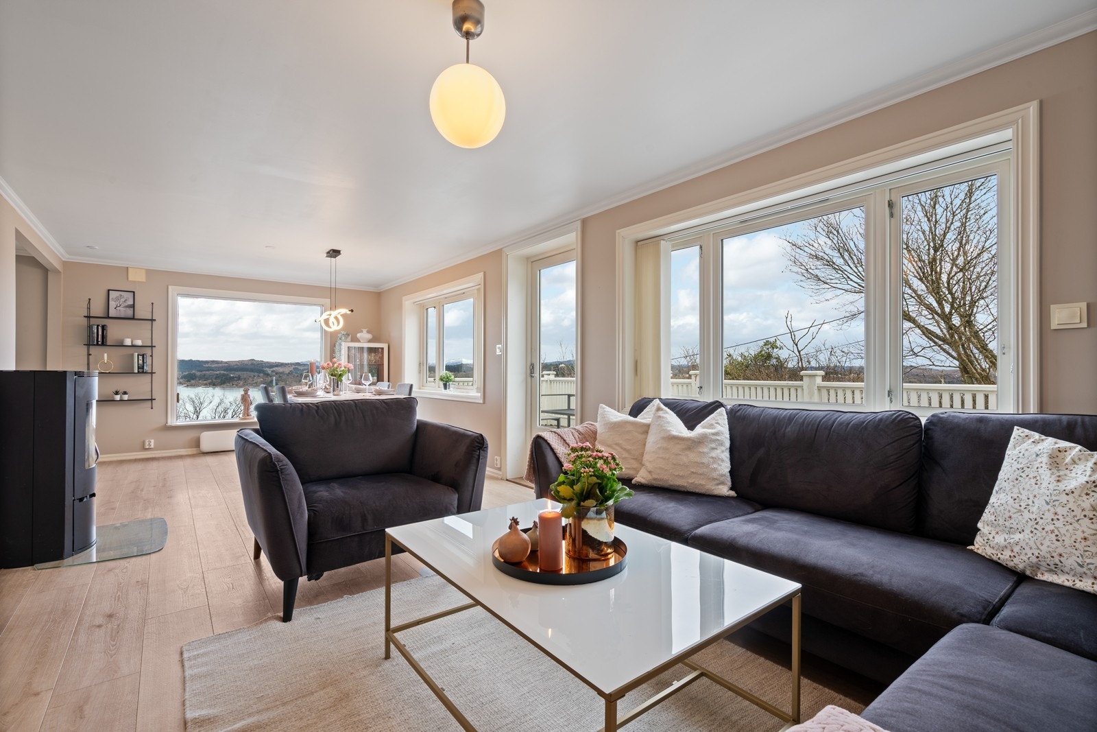 Stor og lys stue med gode vindusflater Galleribilde