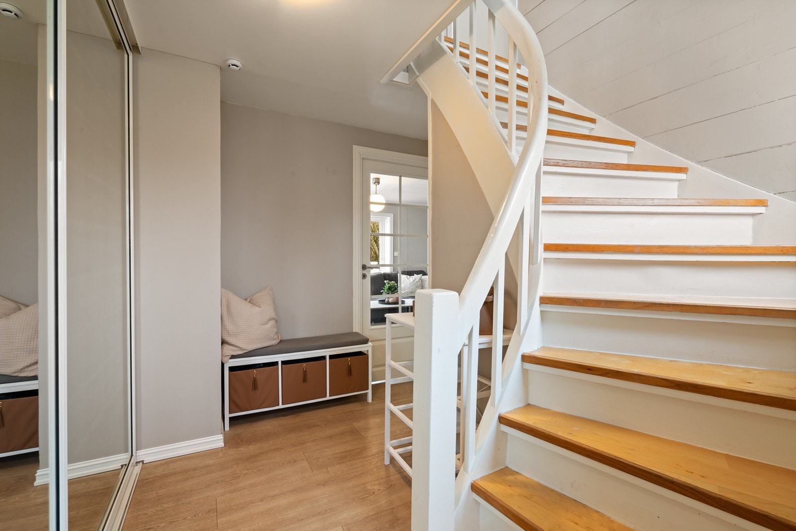 Tiltalende trapp som fører opp til andre etasje Galleribilde