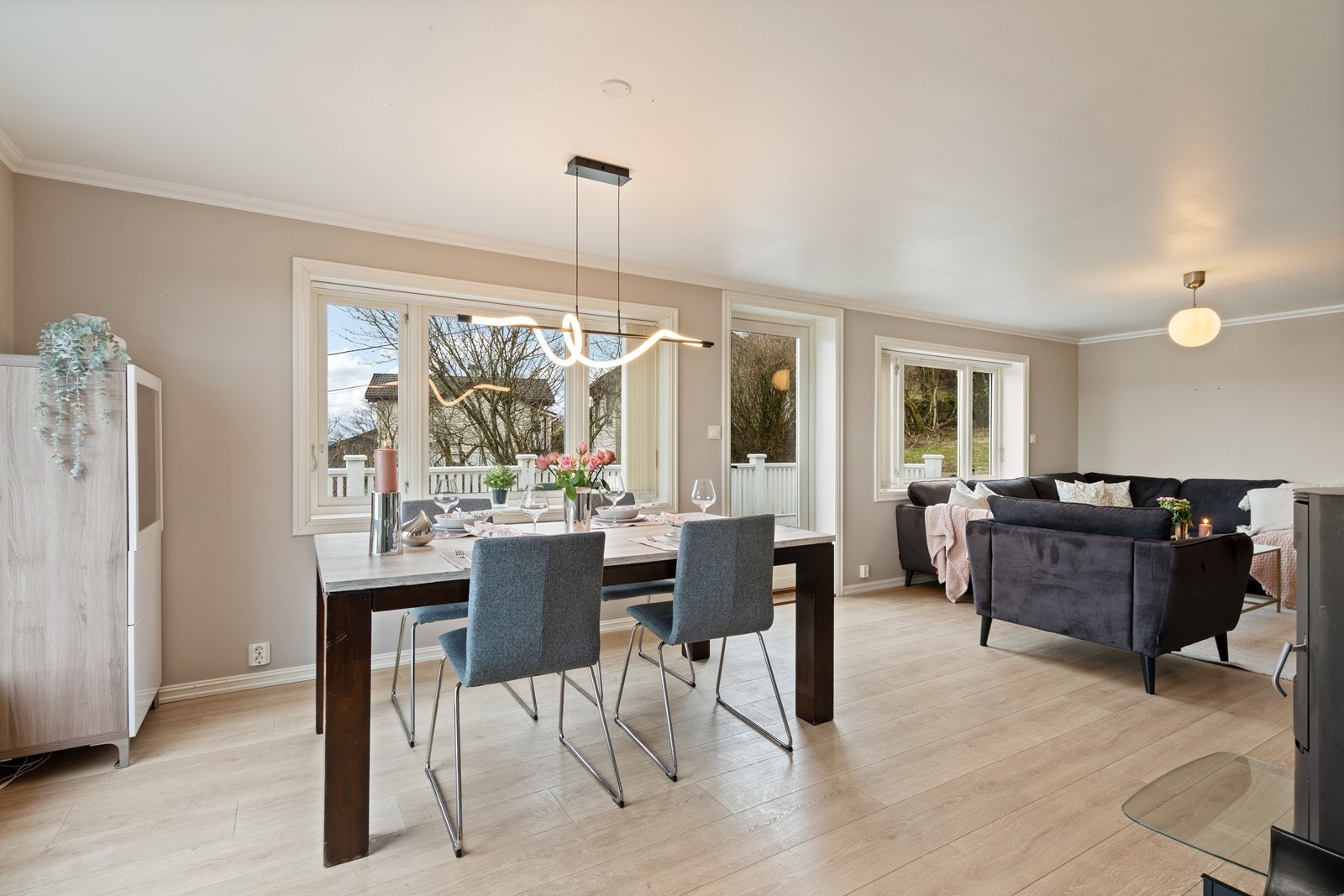 Stuen fremstår som lett og med møblere med naturlige soner Galleribilde