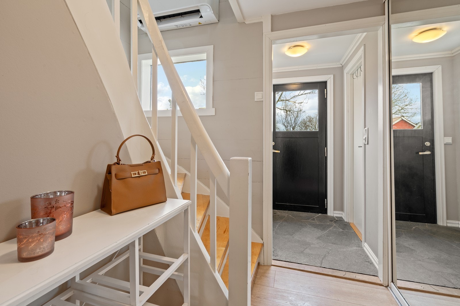 Entre/gang med skyvedørsgarderobe Galleribilde