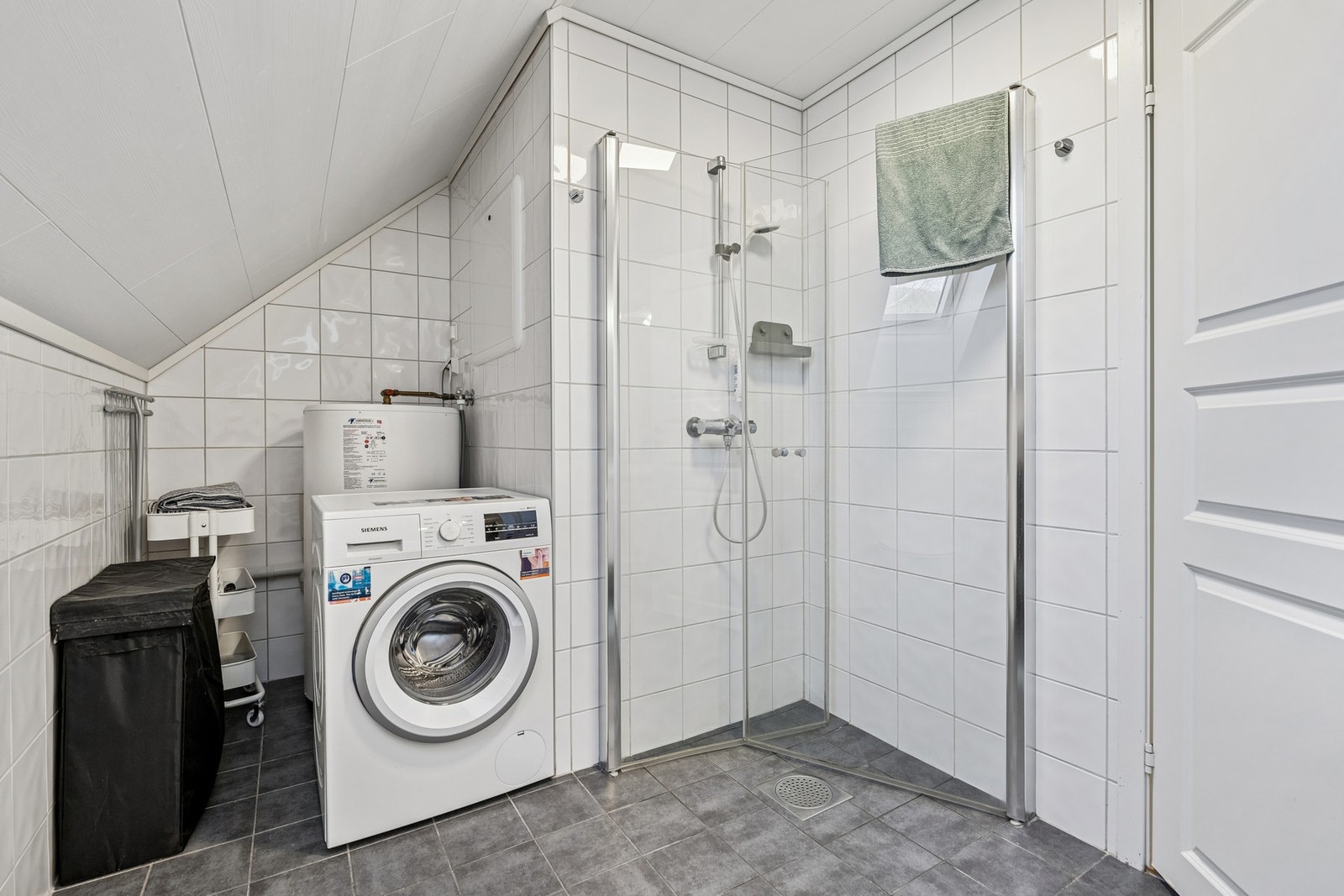 Kombinert bad og vaskerom. Nisje for plassering av vaskemaskin og evt. tørketrommel Galleribilde