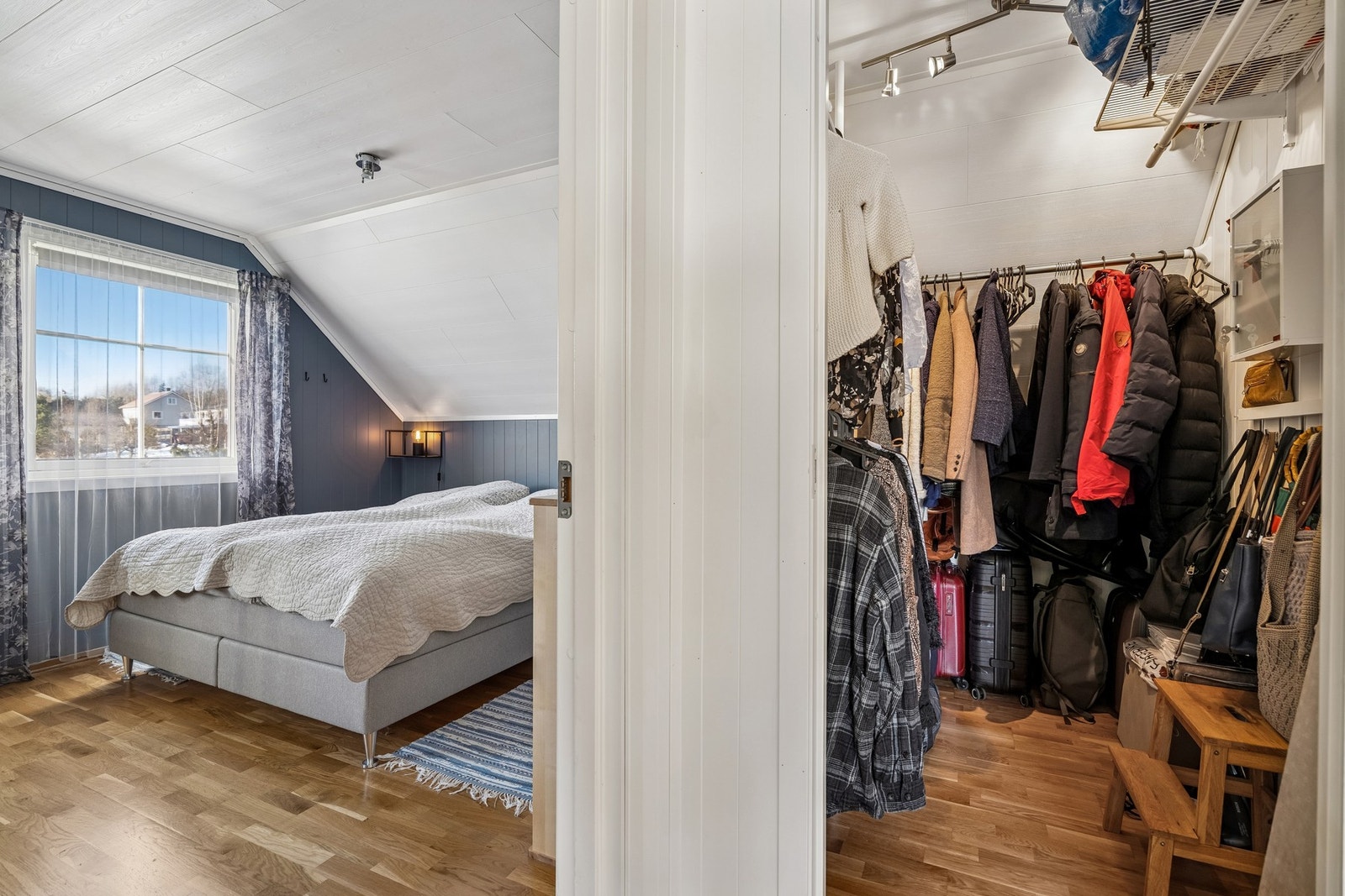 Ved siden av soverommet har man bod/garderoberom Galleribilde