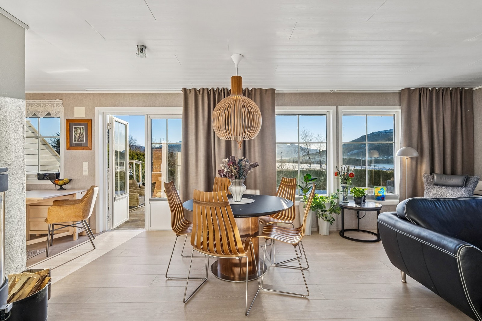 Stuen har god plass til flere sittegrupper og man har direkte utgang til terrasse fra stue/kjøkken Galleribilde