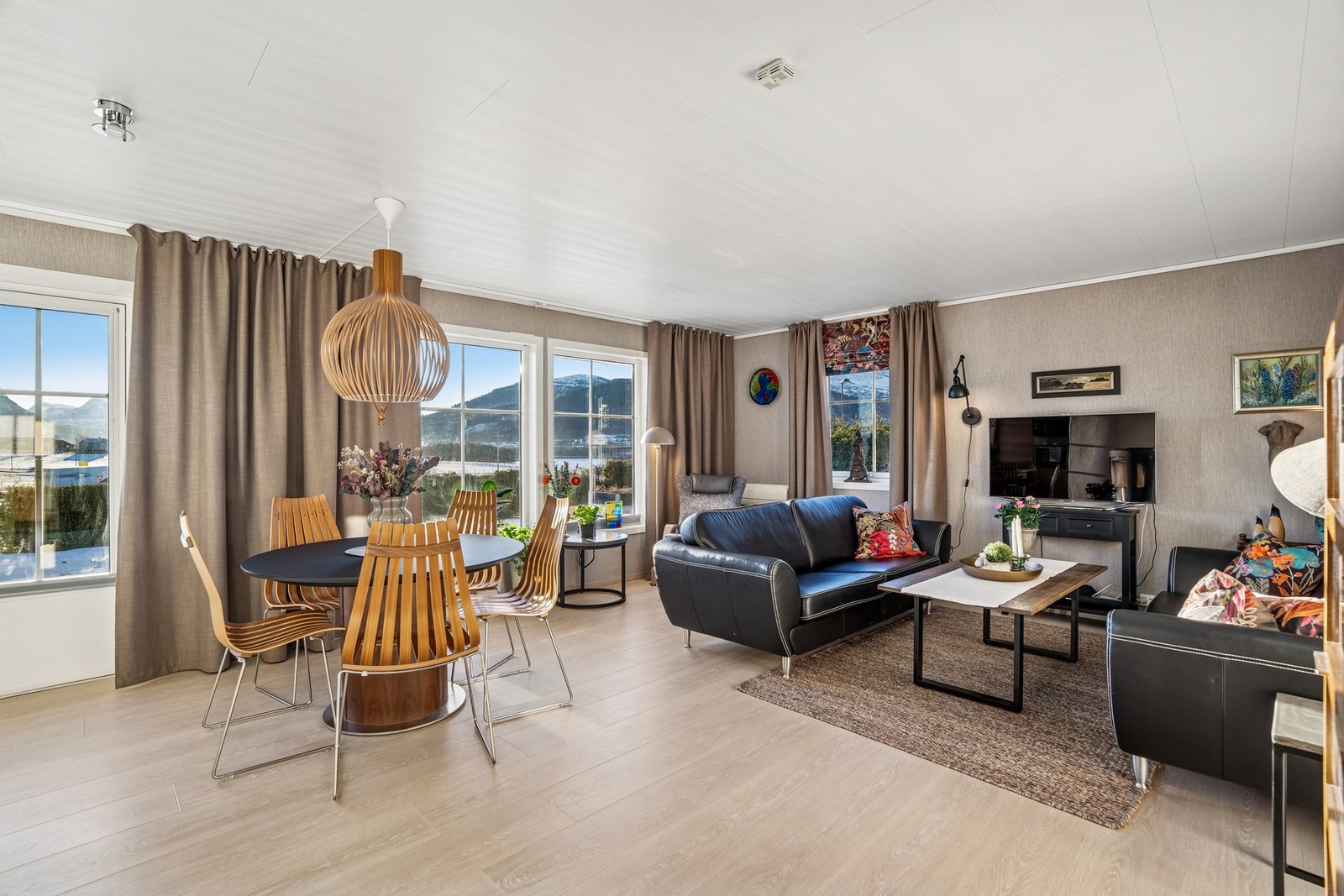 Mye vindusflater gir rikelig med naturlig lys Galleribilde