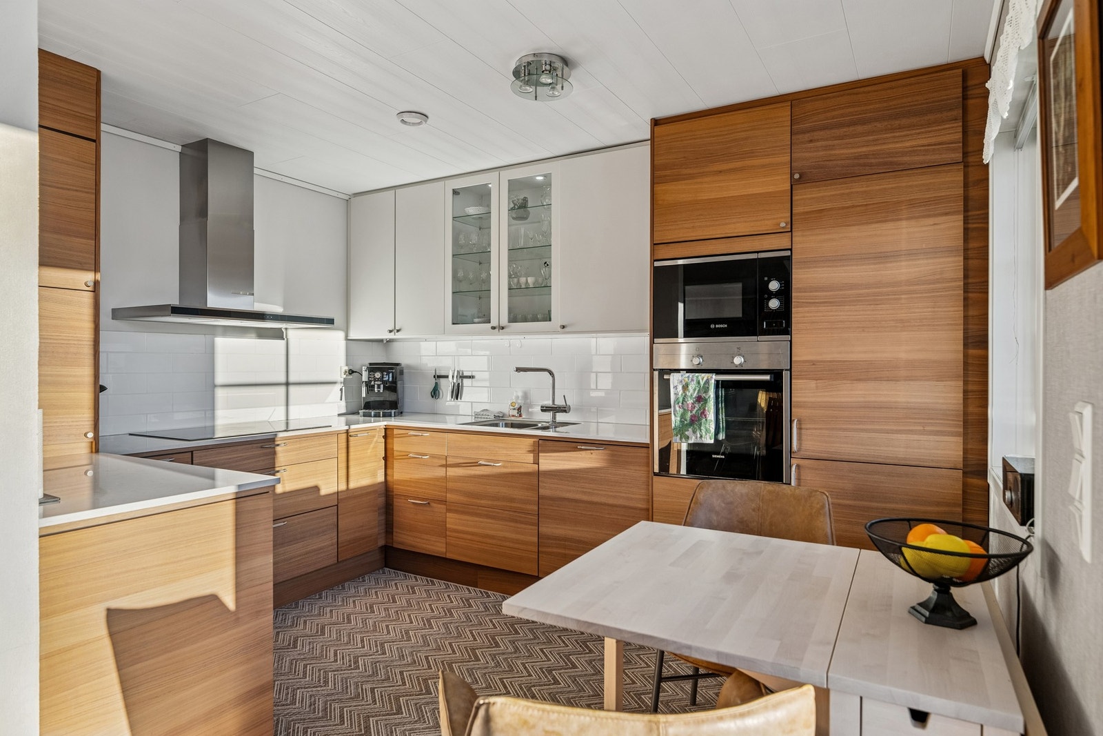 Kjøkken fra Epoq med integrert komfyr, mikro, platetopp, oppvaskmaskin og kjøl- og fryseskap Galleribilde