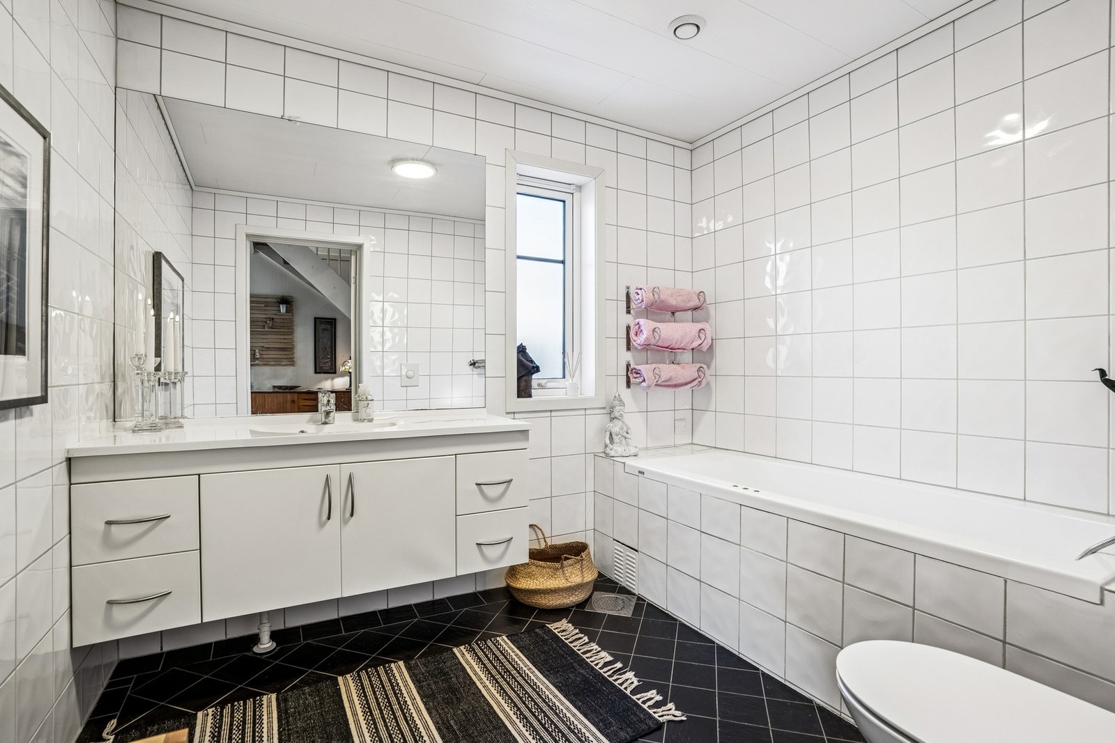 Flislagt bad med badekar i hovedetasje Galleribilde