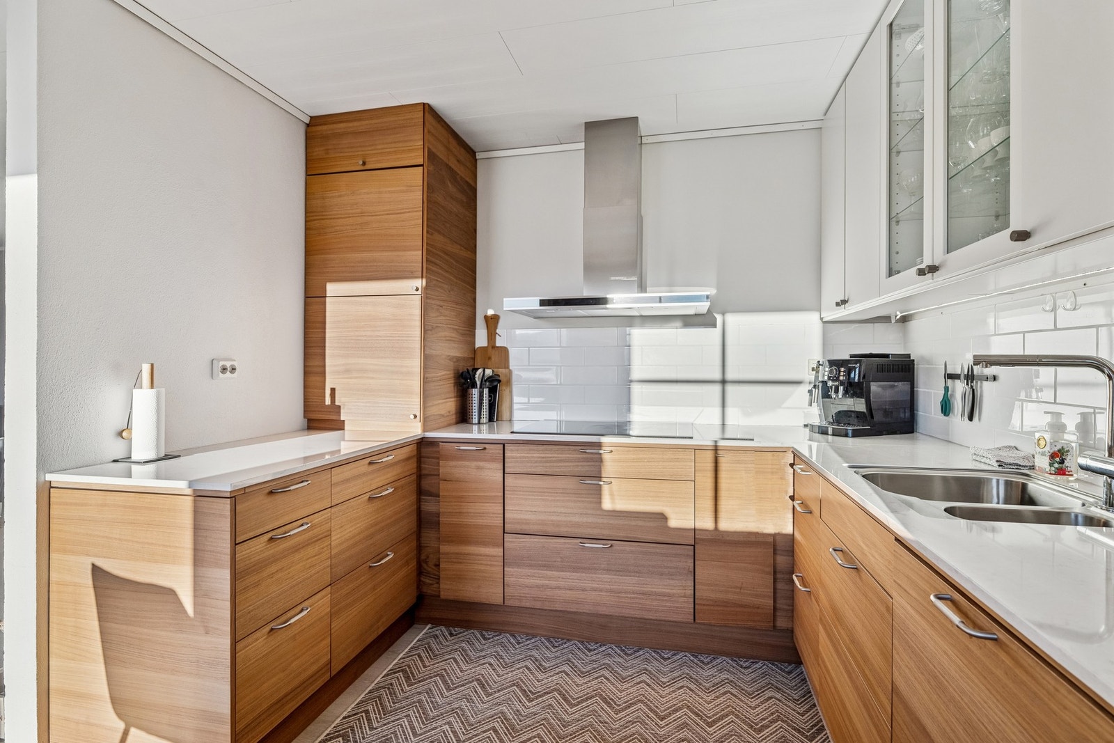 Over kjøkkenbenk er det lagt fliser Galleribilde