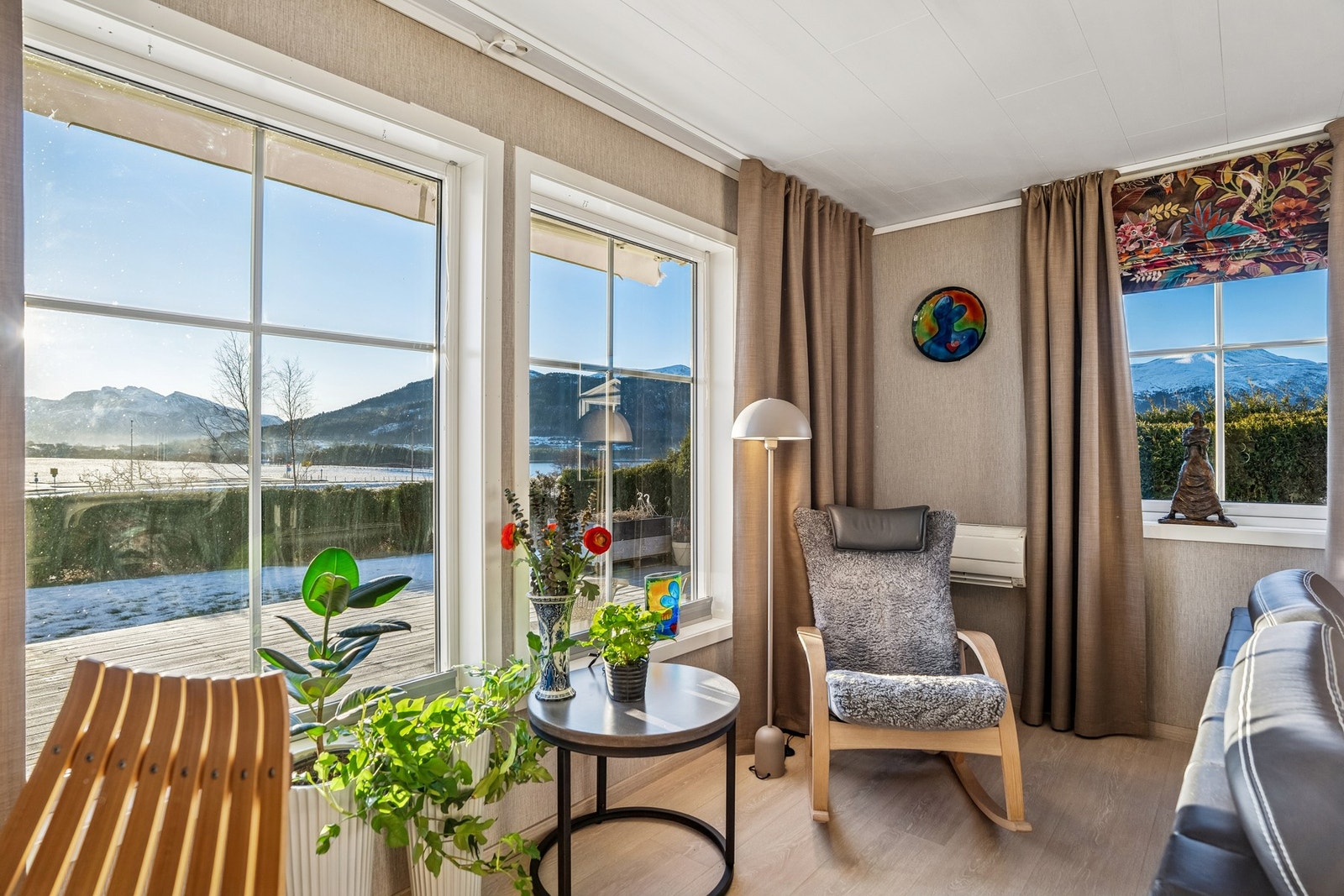 I tillegg til vedovn har man varmepumpe på stue Galleribilde