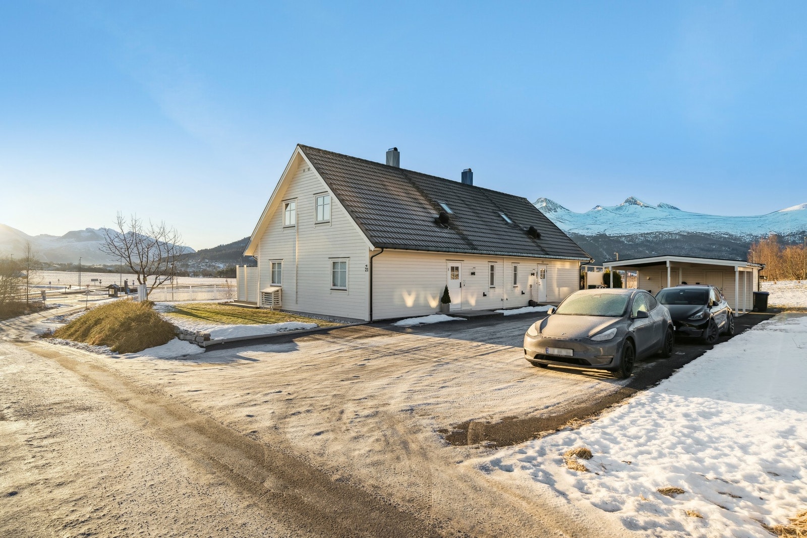 Boligen ligger kun en kort kjøretur fra Vestnes sentrum Galleribilde