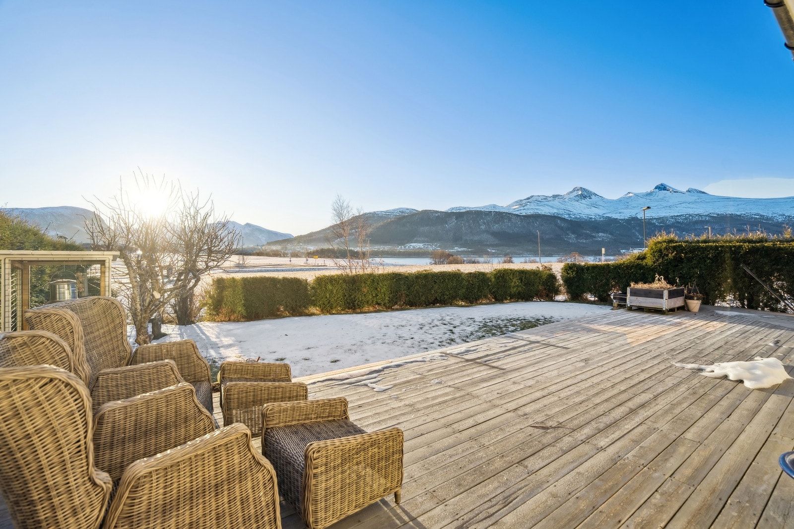 Fra terrassen har man flott utsikt mot Flatevågen og gode solforhold Galleribilde