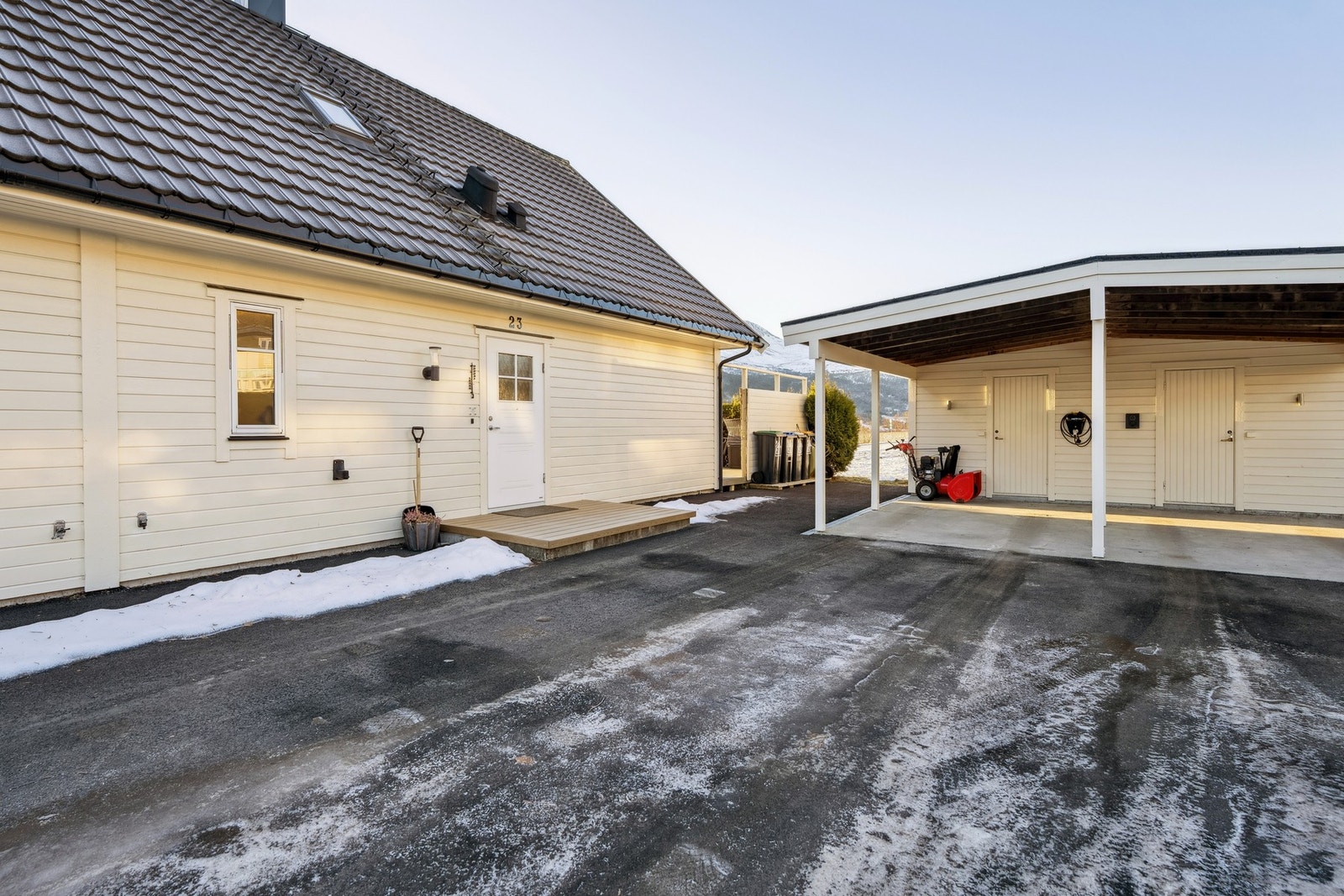 Halvparten disponerer egen carport med sportsbod. Oppstillingsplass foran carport Galleribilde