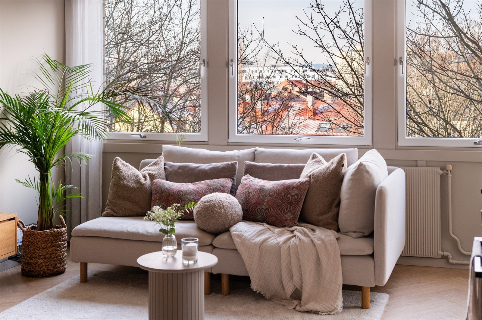 God plass til sofaseksjon, stuebord og tv-benk. Galleribilde