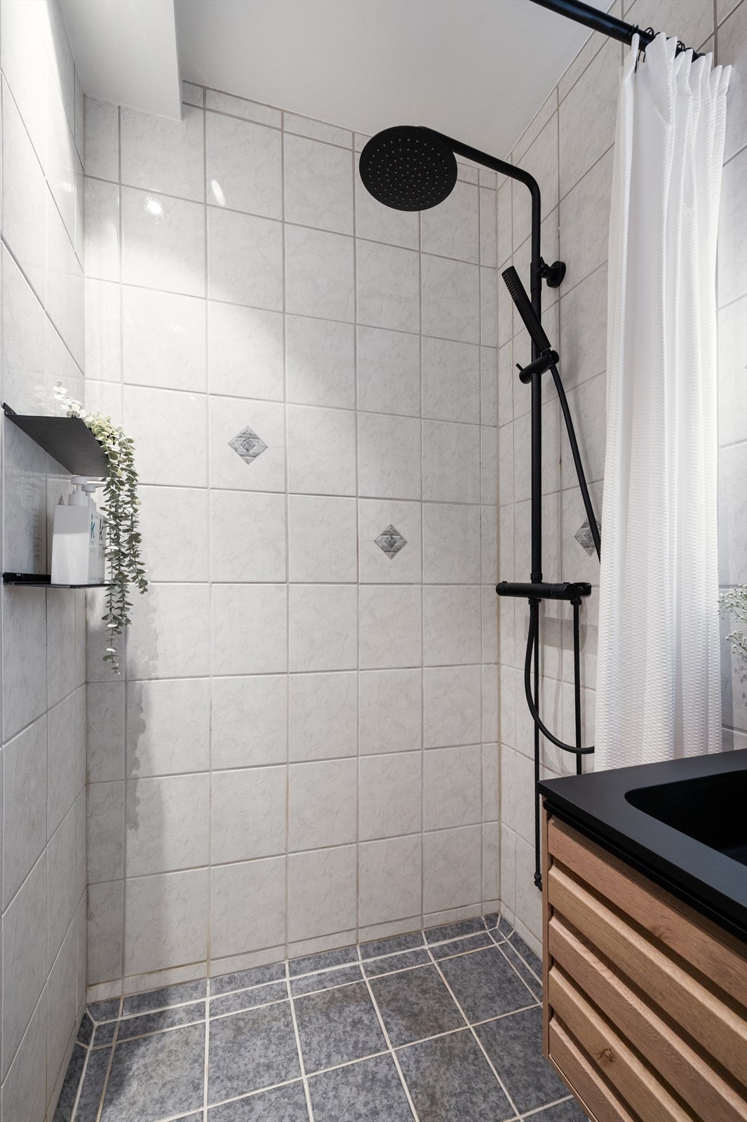 Dysjhjørne med nyere blandebatteri med regndusj. Galleribilde