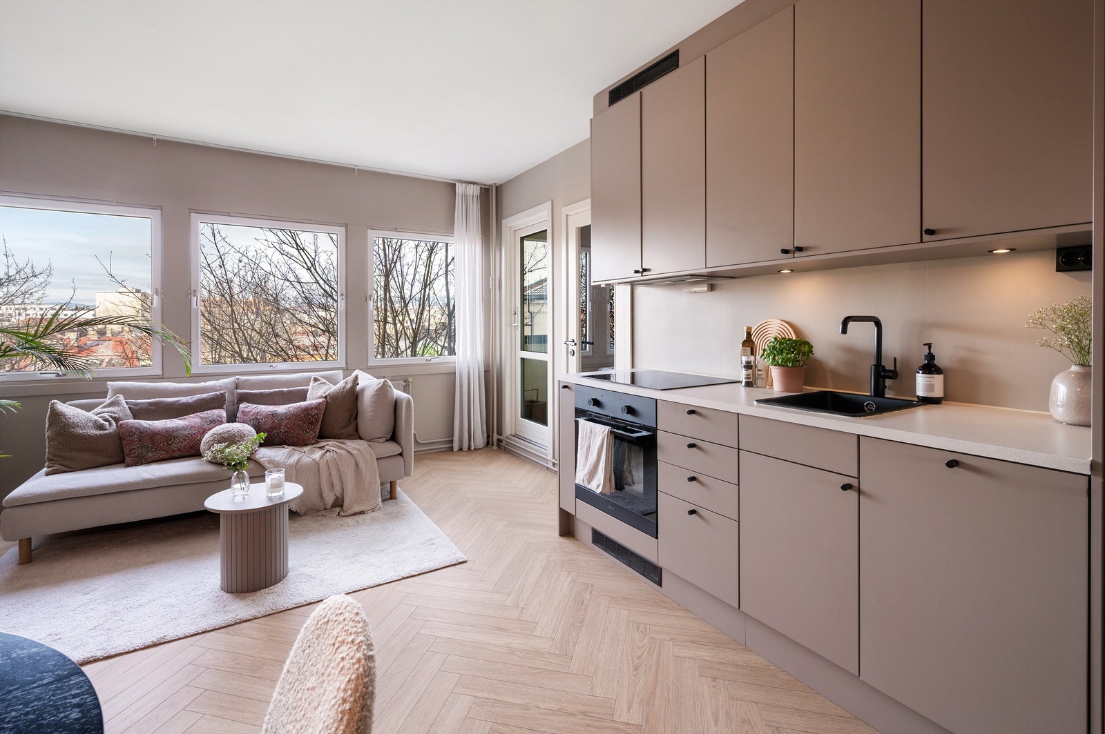 God plass til oppbevaring av kjøkkenredskaper i store over -og underskap. Galleribilde