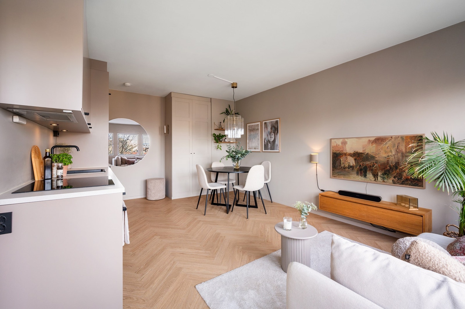 I stuens hjørne har du et praktisk innebygd IKEA skap for ekstra oppbevaring. Galleribilde