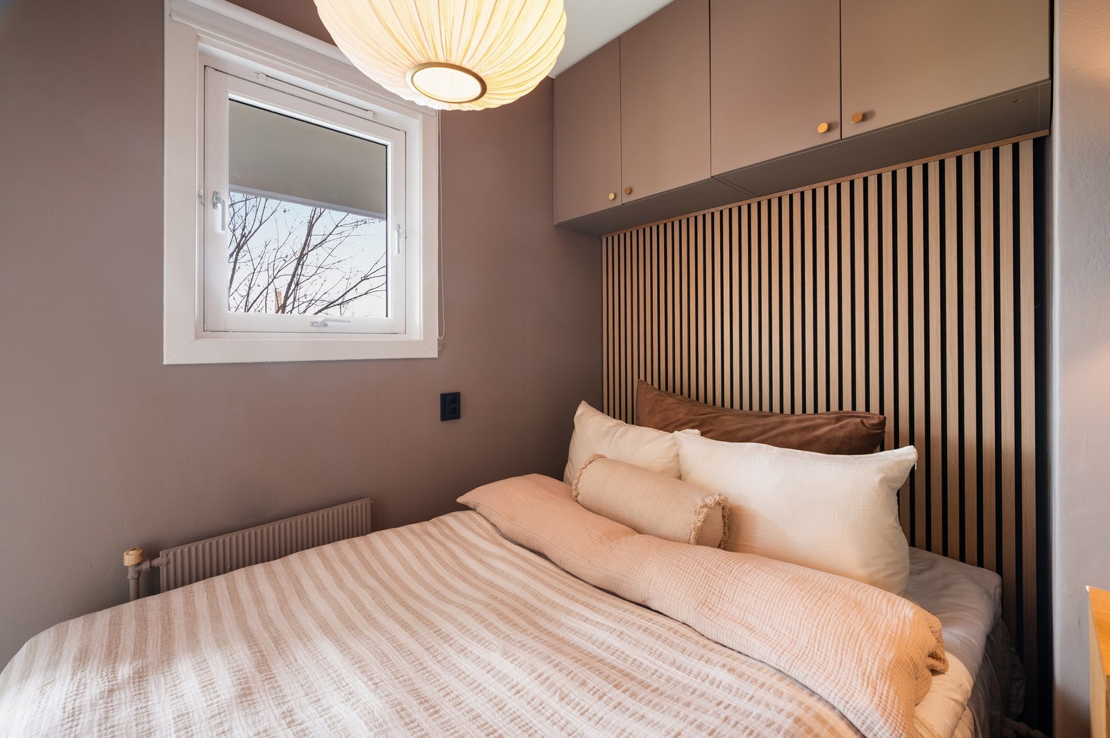 God plass til oppbevaring av klær i overskap. Galleribilde