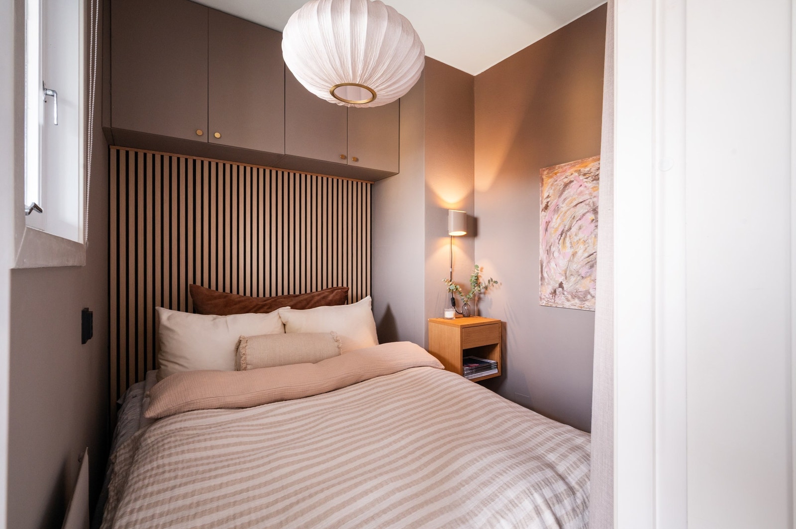 Lunt og godt soverom med plass til dobbeltseng og nattbord. Galleribilde