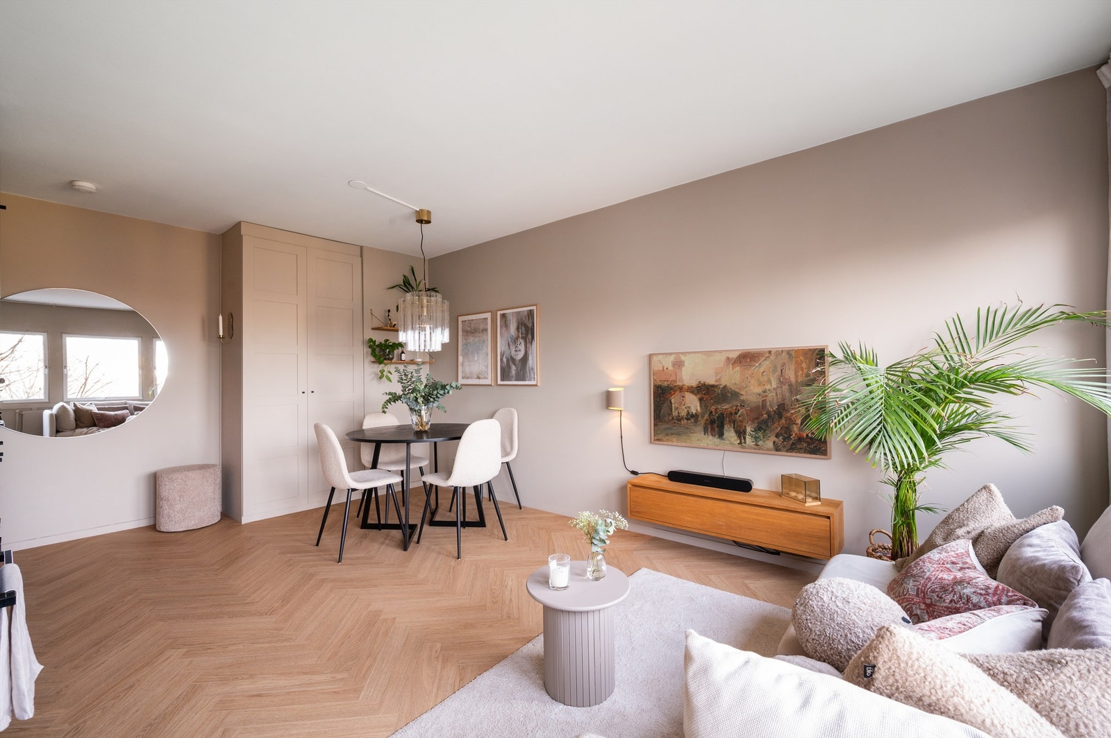 Stuen har rikelig med naturlig lysinnslipp via store vindusflater. Galleribilde