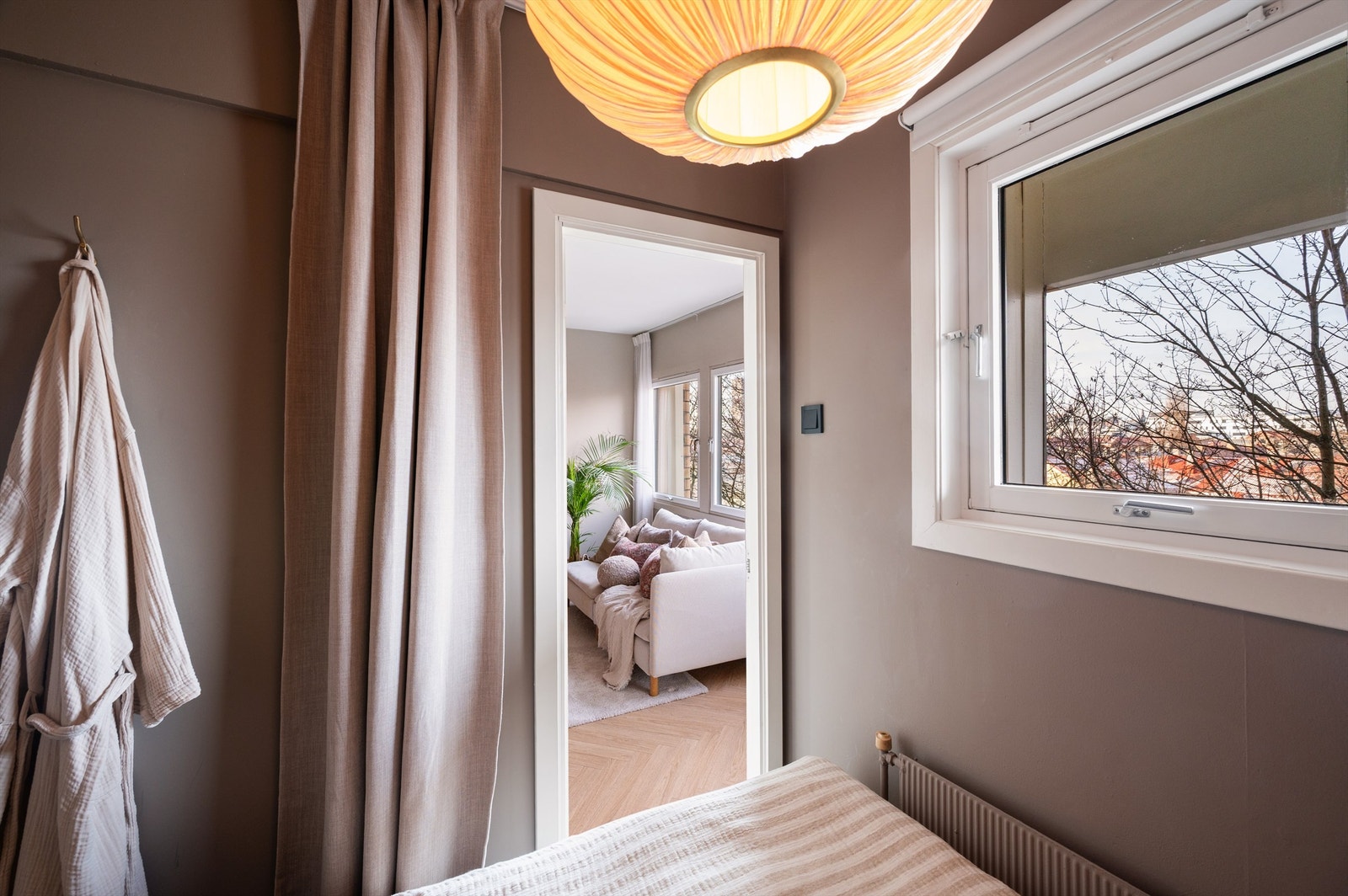 Rommet har godt med lysinnslipp via vinduet. Galleribilde