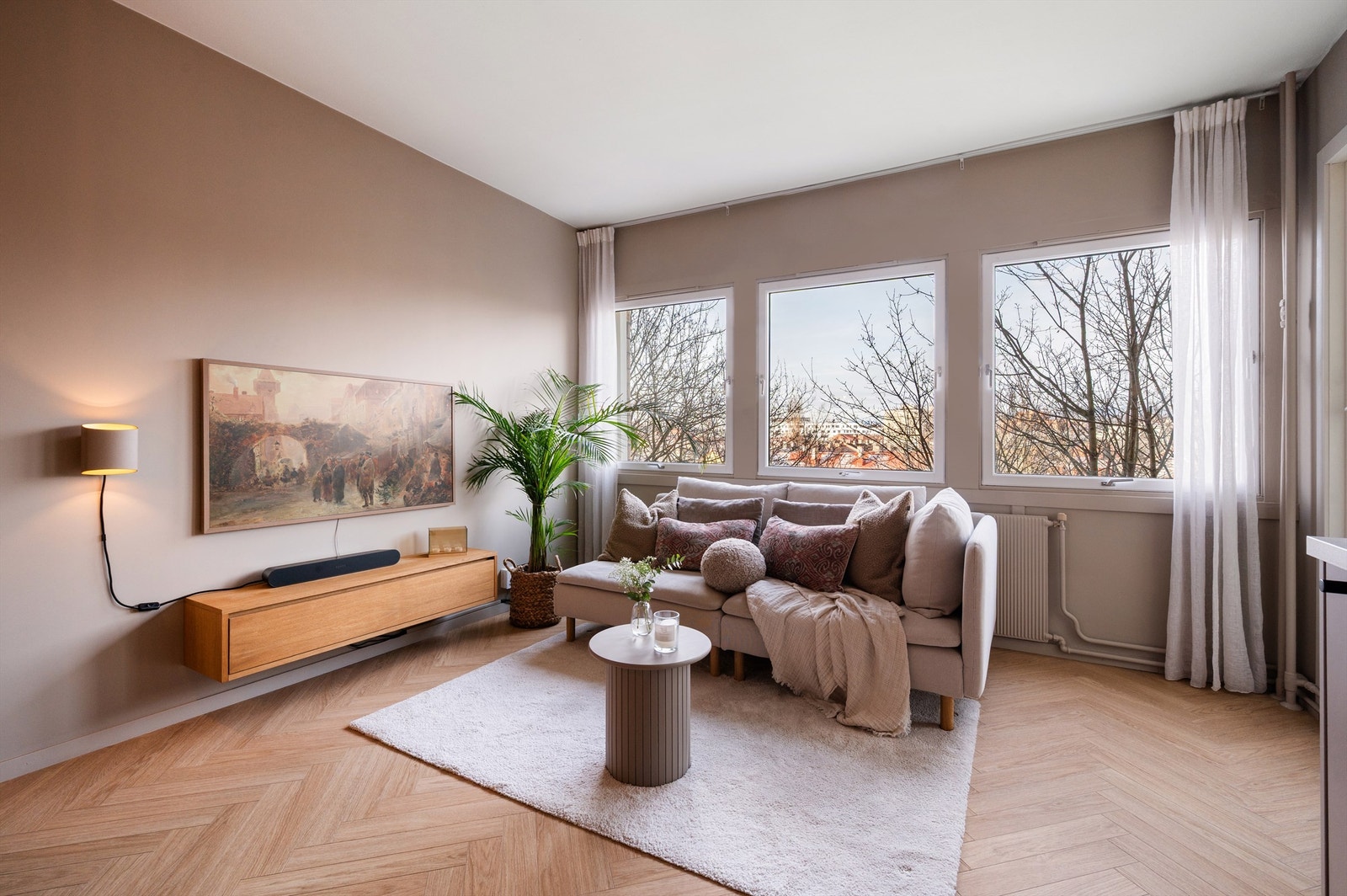 Leiligheten er malt i moderne og tidsriktige fargekombinasjoner og har et pent fiskebeinsgulv. Galleribilde