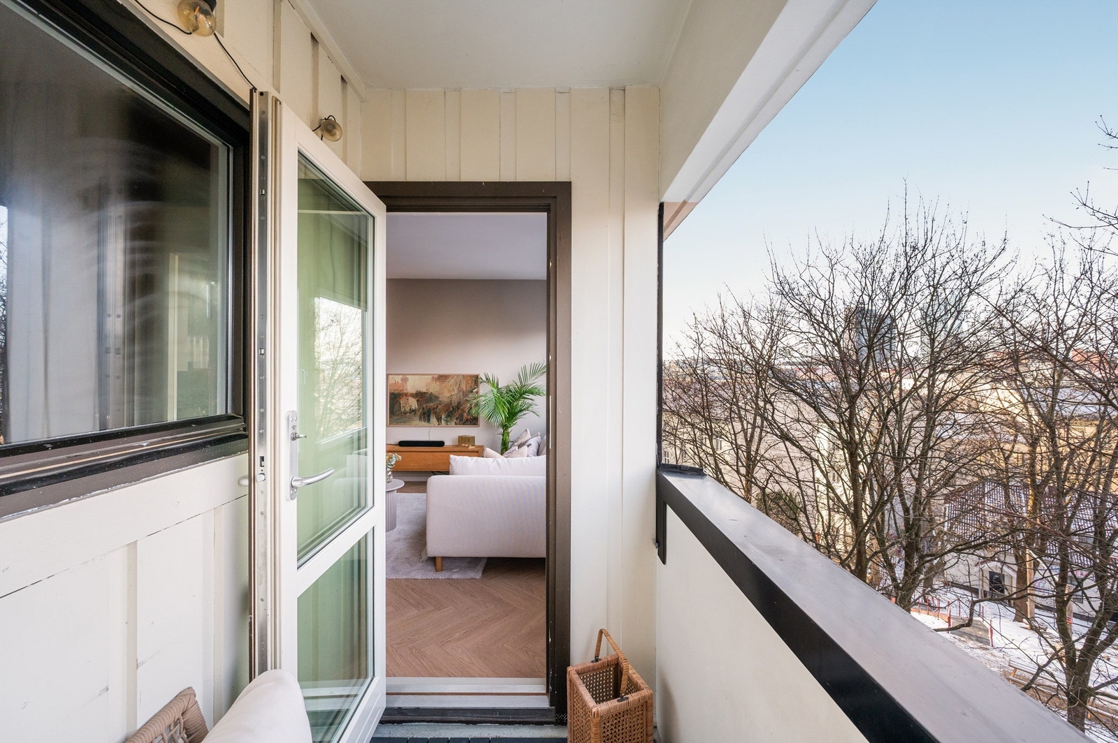 Selger opplyser om ettermiddags/kveldssol på sommerstid. Galleribilde