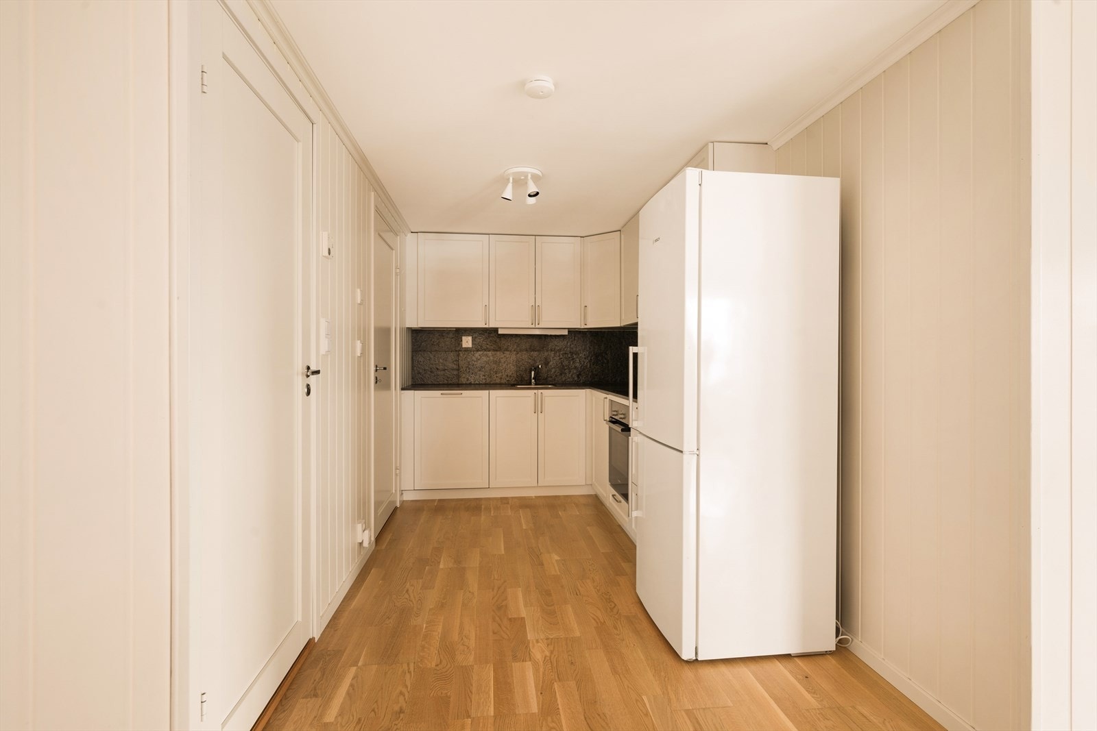 Kjøkkenet har integrert koketopp, stekeovn og oppvaskmaskin. Galleribilde