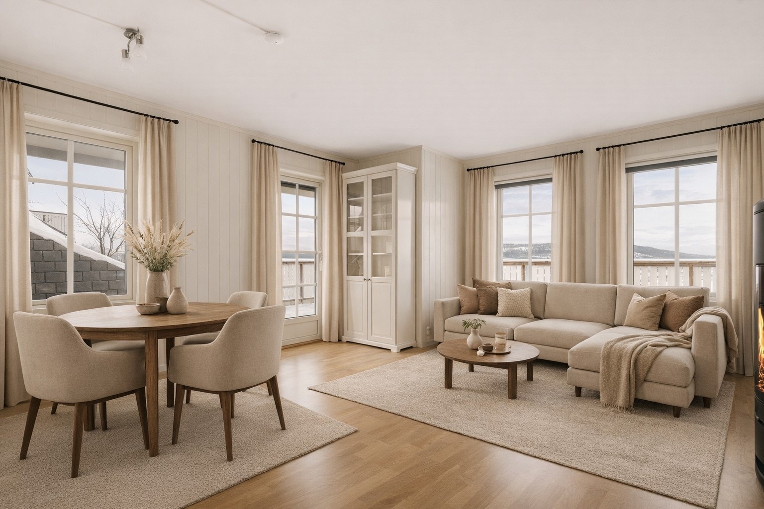 Stuen er lys og luftig med vindusflater i to himmelretninger. Digitalt møblert. Galleribilde