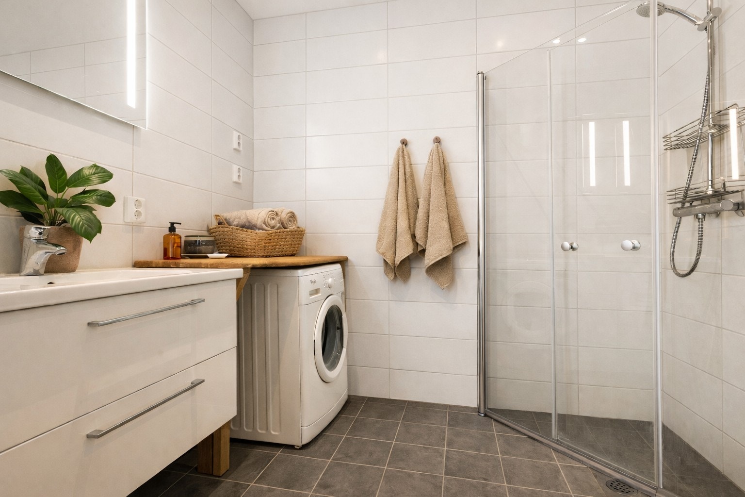 Flislagt baderom med gulvvarme. Digitalt møblert. Galleribilde