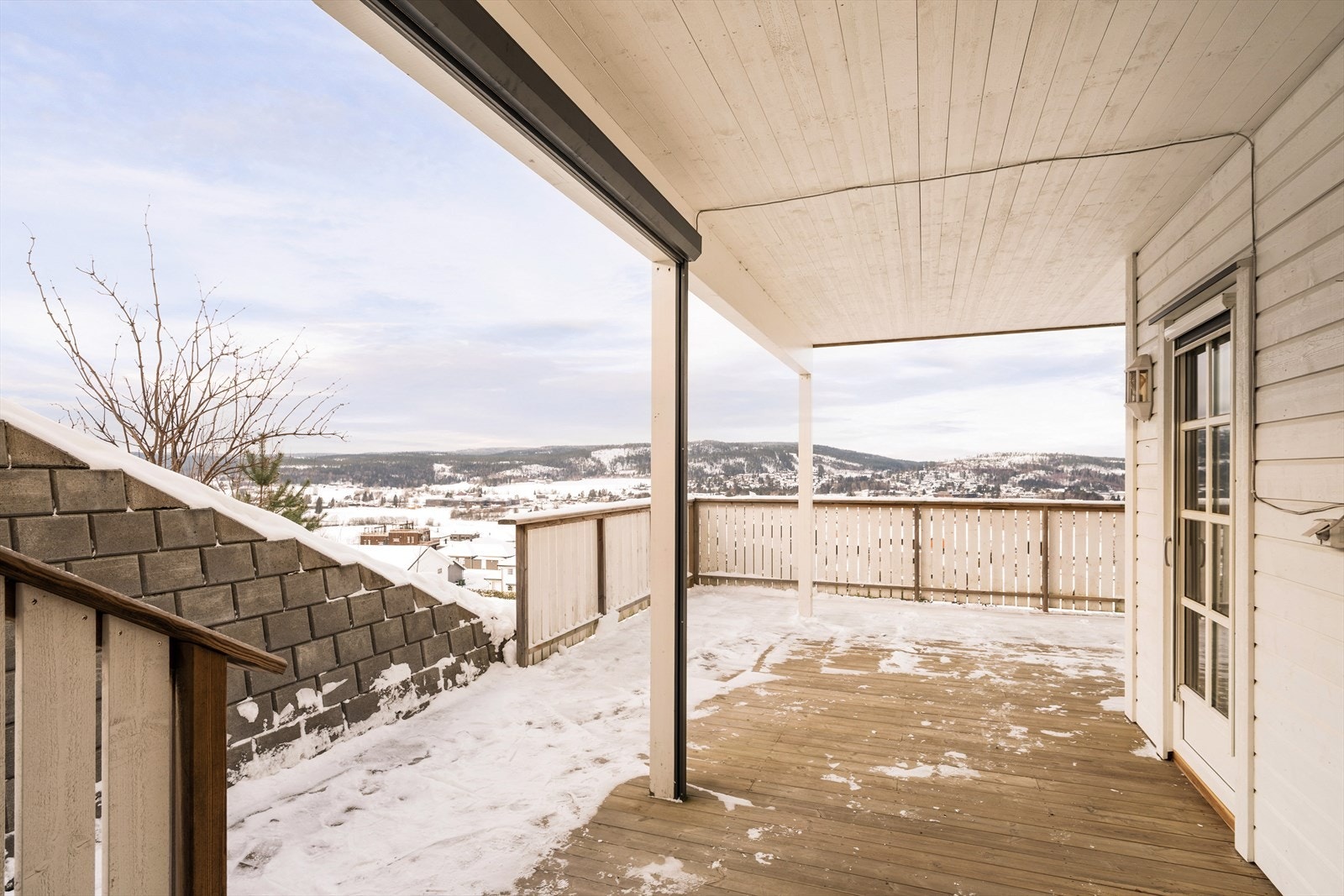 Mot sportsboden er det montert en elektrisk screen mellom to stolper. Galleribilde