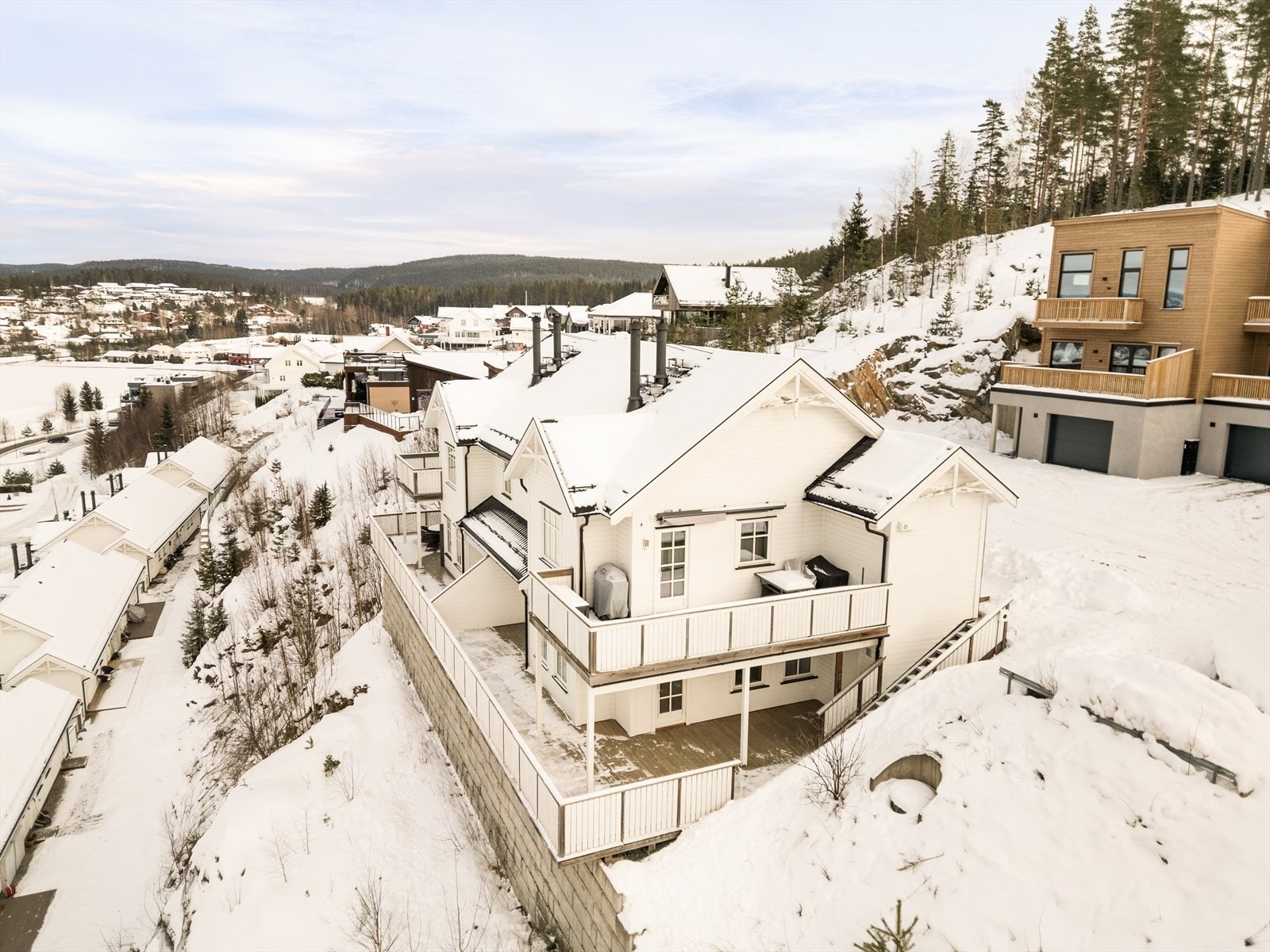 Fra eiendommen er det sykkelavstand til Bjørkelangen barne- og ungdomsskole. Galleribilde