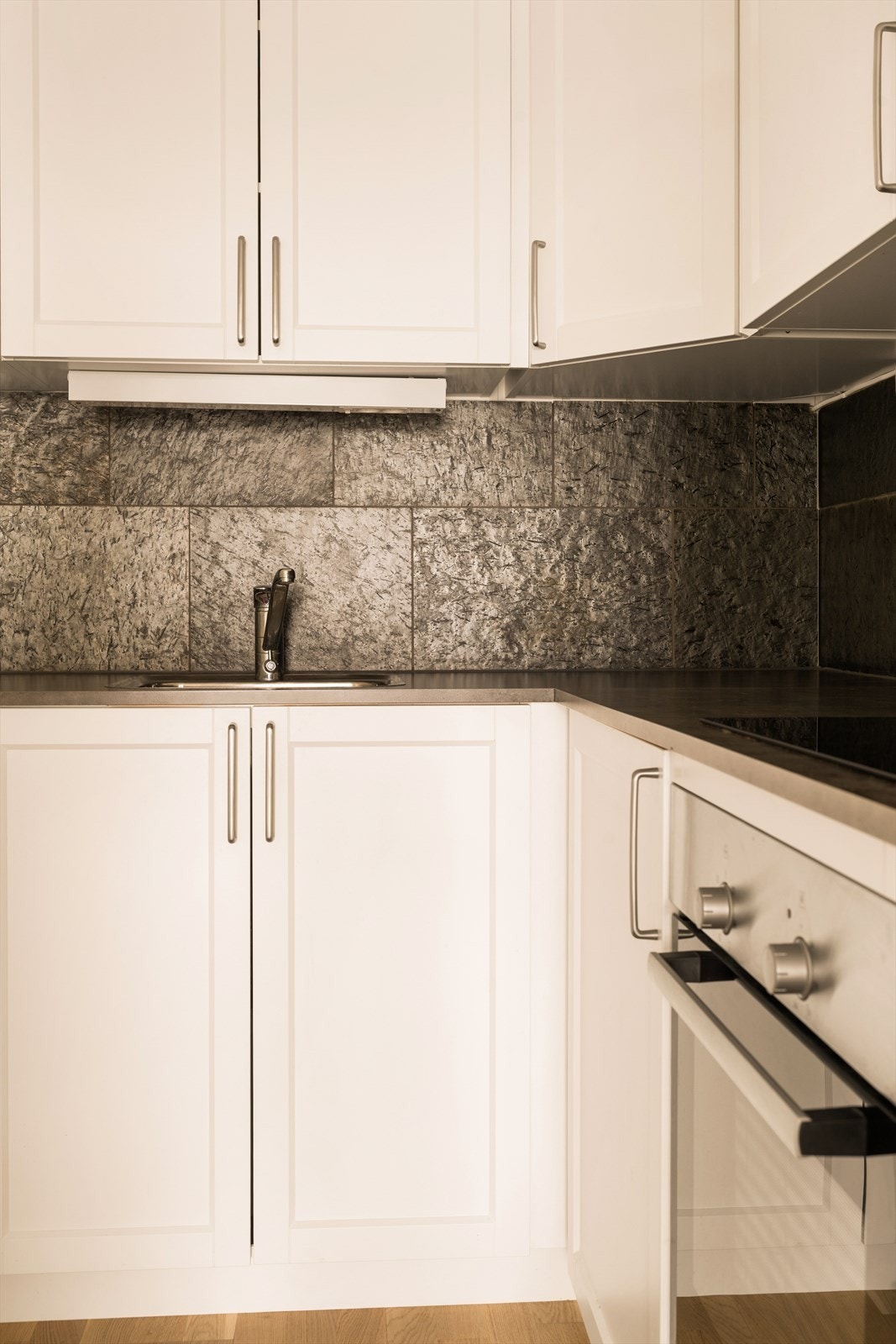 Mellom benk og overskap er det montert fliser. Galleribilde