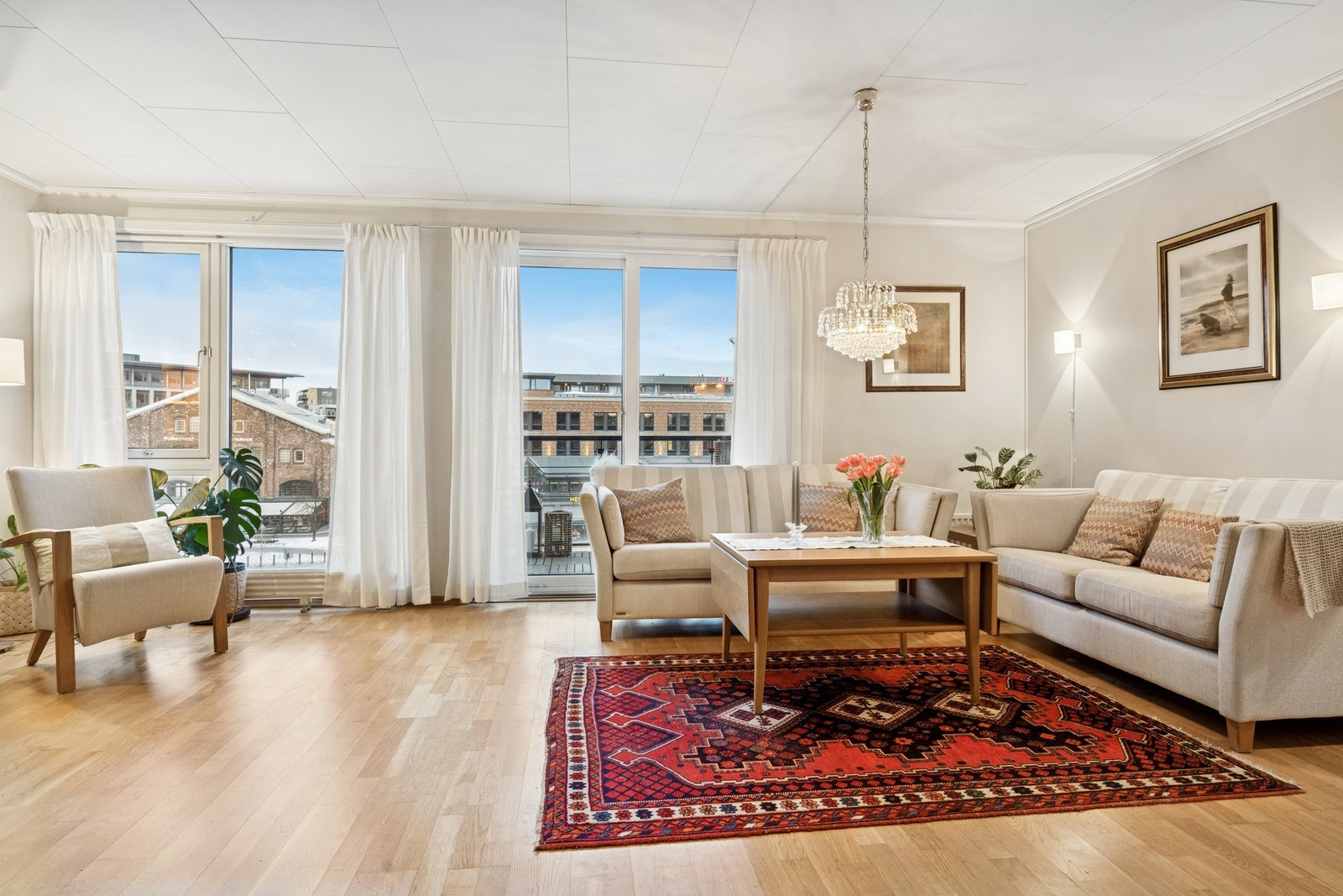 Her får man en romslig og åpen stue/kjøkken løsning på ca. 38,7 m². Galleribilde