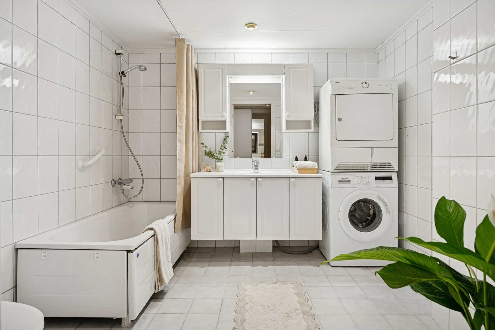 Stilrent bad fra byggeår som er flislagt på både gulv og vegger. Galleribilde