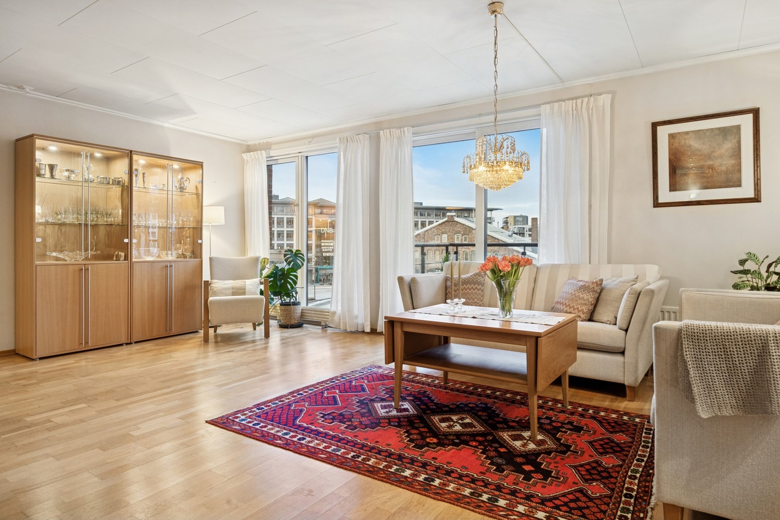 Store vindusflater som slipper inn rikelig med naturlig lys til boligen. Galleribilde