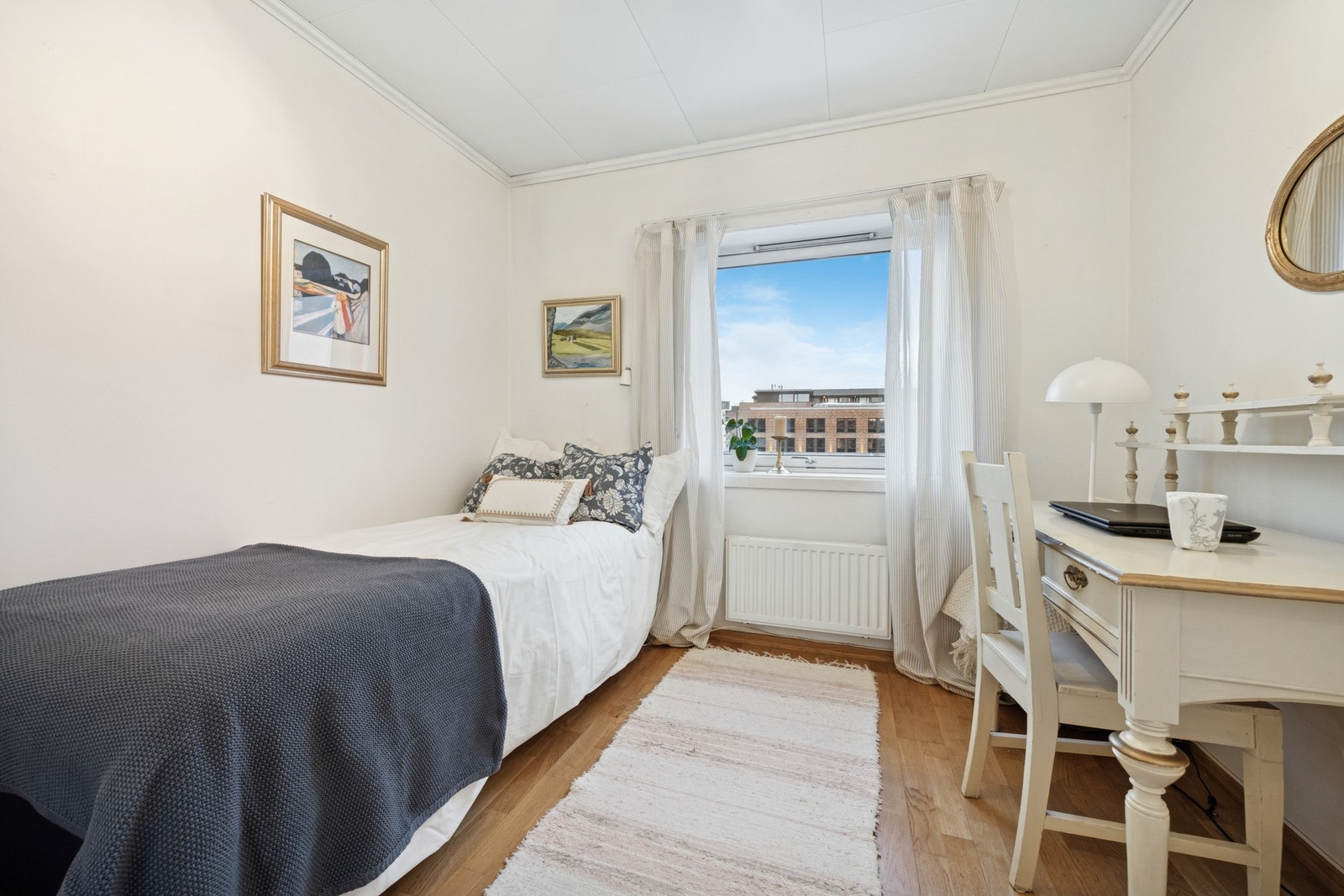 Soverom 2 er på ca. 6,6m². God plass til både seng og garderobeløsning. Galleribilde