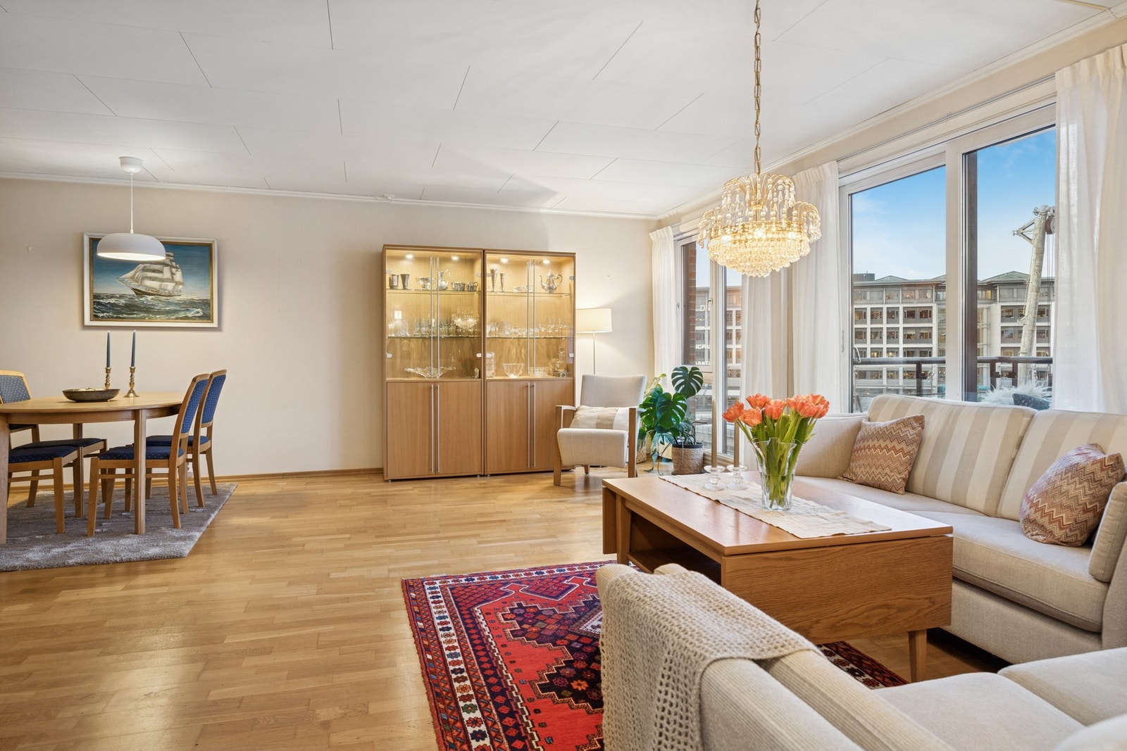 Leiligheten varmes opp ved vannbåren varme i radiatorer. Galleribilde